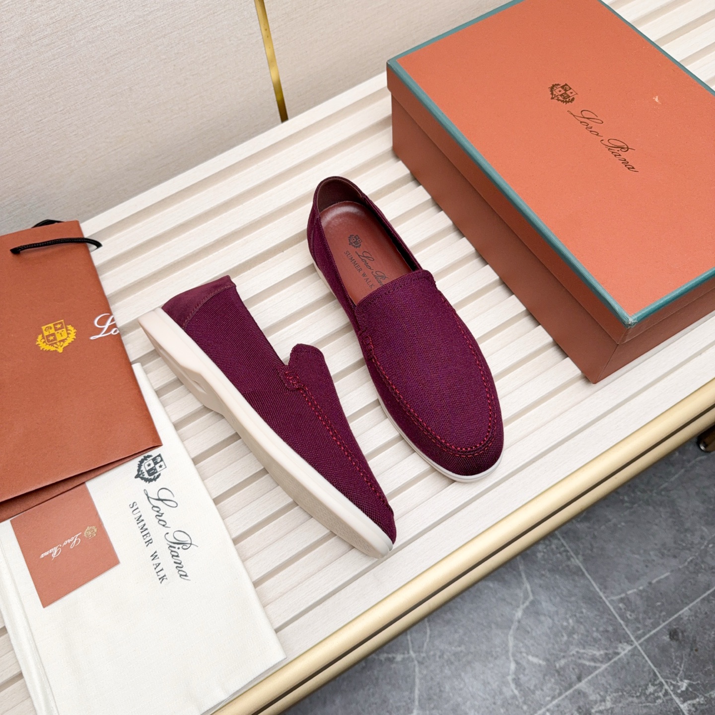 NO:639714,Real price Loro PIana moccasin shoes are made of Wish wool fabric. The upper is made of knitted fabric like knitted looms, and then attached to the rubber sole. The water-repellent treatment of Rain System enhances the functional design of the shoes, while the suede details give the shoes an elegant and sophisticated feel. Made of Wish, fine wool selected from Australian and New Zealand Merino sheep, loro piana19860909实价 Loro PIana 莫卡辛鞋采用wish羊毛面料制成.鞋面如针织品一般,采用织机制作,再与橡胶鞋底加装在一起.Rain System的防泼水处理提升了鞋子的功能性设计,而绒面革细节赋予鞋子高雅精致感. 采用Wish,精选自澳大利亚和新西兰美利奴羊的纤细羊毛,,loro piana,Men's shoes