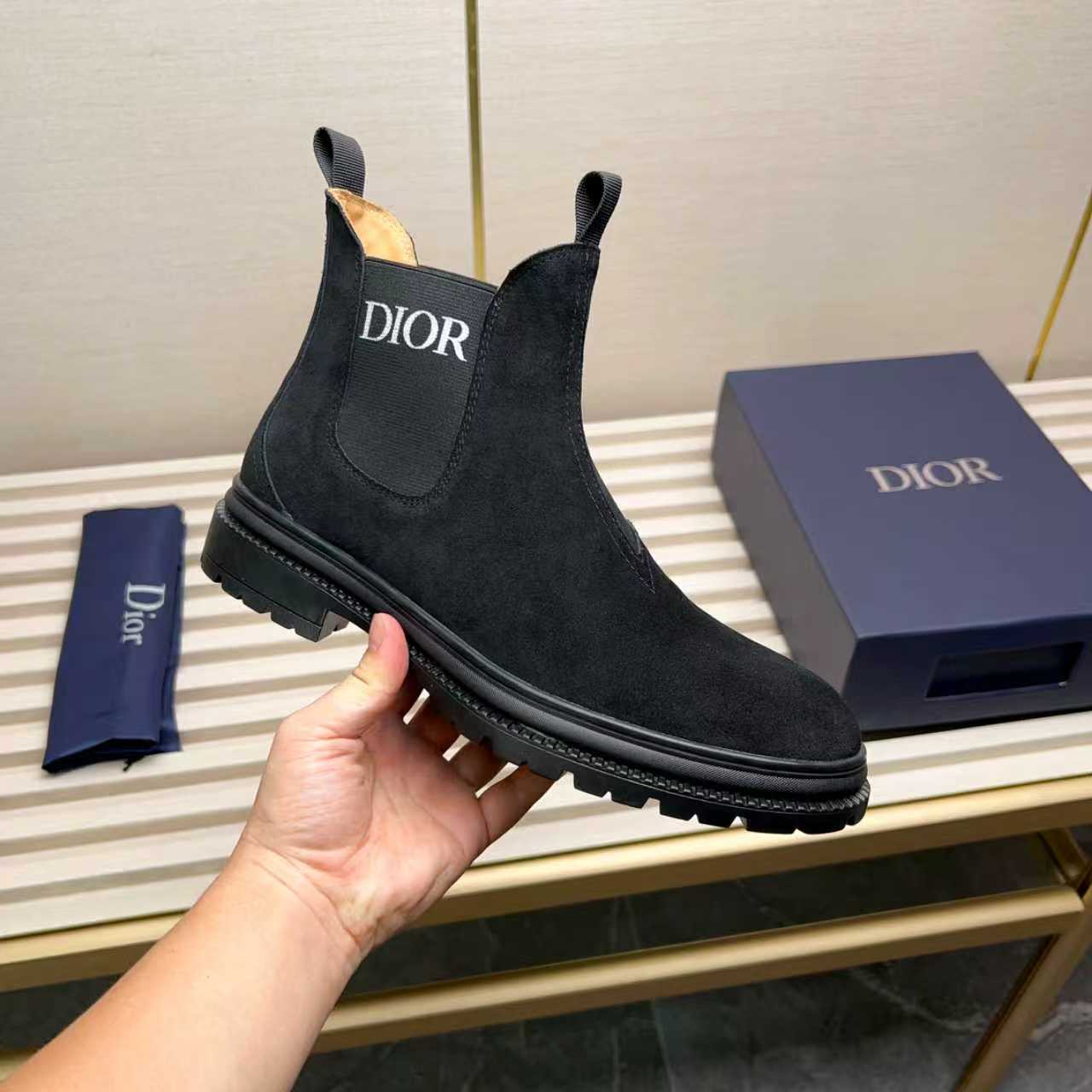 NO:648992,Dior's practical choice, combining protection and classic style. Made from durable Rugged Calf leather, which is tumbled and hand-finished to create a soft suede feel and rich texture. Elastic side panels and delicate cutouts are inspired by the classic Chelsea boot. Leather upper and lining, Kummel tabs at front and rear, rubber outsole, boots, dior, boots19860909Dior 实用之选,兼具保护性能与经典格调.采用坚固耐磨的Rugged Calf皮革制成,经滚筒处理和手工润饰,呈现出柔软的绒面革质感与丰富的纹理触感.弹性侧边嵌片与精致镂空设计的灵感源自经典切尔西靴. 皮革鞋面和衬里,前部和后部设有Kummel色环袢,橡胶外底,靴子,dior,boots,Women's Shoes