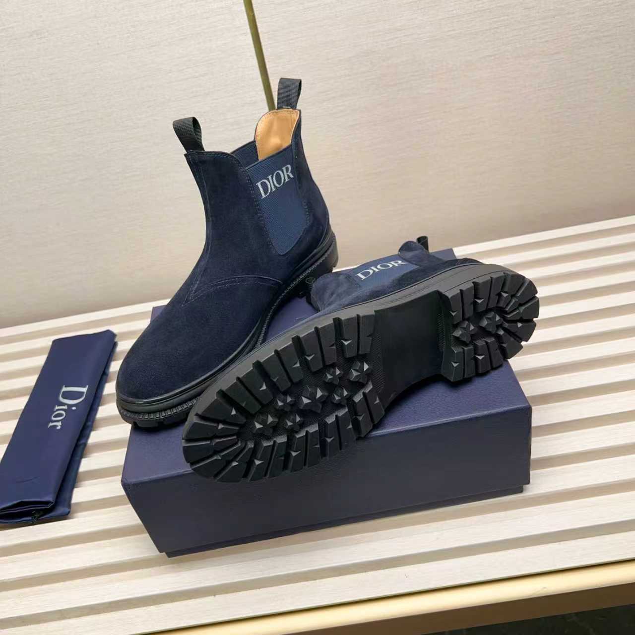 NO:639712,Affordable Dior A practical choice that combines protection and classic style. Made from durable Rugged Calf leather, which is tumbled and hand-finished to create a soft suede feel and rich texture. Elastic side panels and delicate cutouts are inspired by the classic Chelsea boot. Leather upper and lining, Kummel-colored tabs at front and rear, rubber outsole,,dior,boots19860909实价 Dior 实用之选,兼具保护性能与经典格调.采用坚固耐磨的Rugged Calf皮革制成,经滚筒处理和手工润饰,呈现出柔软的绒面革质感与丰富的纹理触感.弹性侧边嵌片与精致镂空设计的灵感源自经典切尔西靴. 皮革鞋面和衬里,前部和后部设有Kummel色环袢,橡胶外底,,dior,boots,Men's shoes