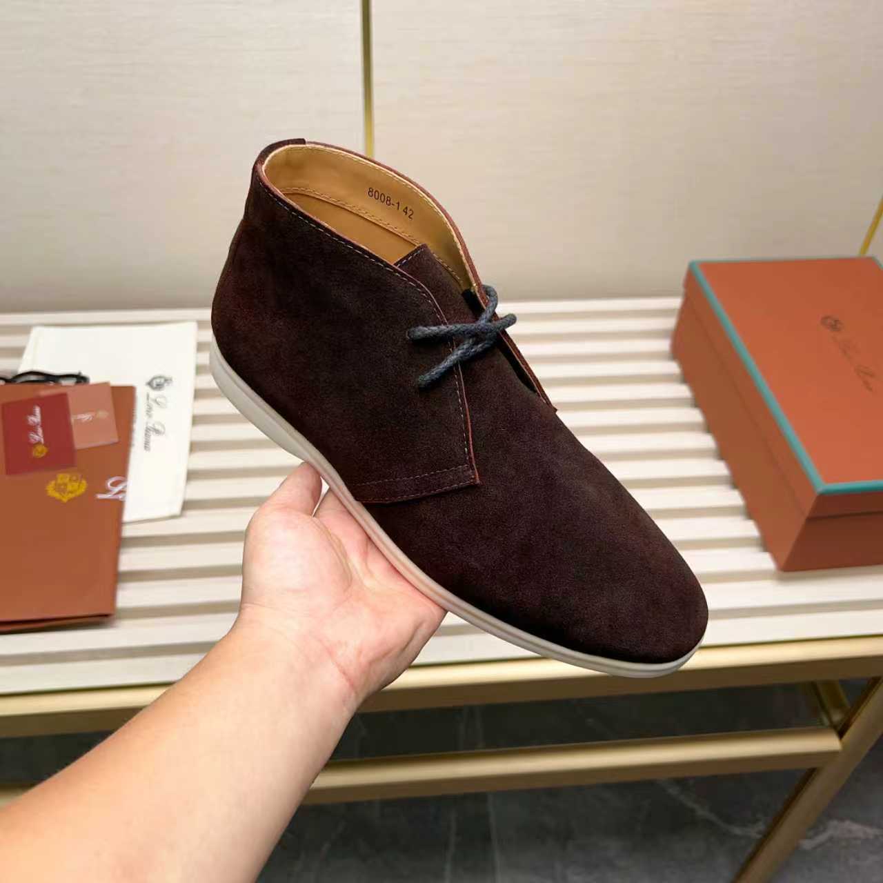 NO:648964,Loro Piana reimagines the desert boot—a modern, comfortable interpretation of a 1940s classic. Crafted from suede calfskin for elegance. The tight texture of suede calfskin makes it both durable and casually sophisticated. Add a timeless piece to your shoe collection, harmoniously blending comfort and style with Loro Piana's heritage of craftsmanship. Satin acetate detailing on the inside White sole with LP lettering for added traction  There is space for personalized signature on the heel. Suede trim in the same color. Cow suede upper. Rubber sole. loafers,loro piana,loro piana,loafers,boots,cowhide.19860909Loro Piana 重新演绎沙漠靴—以现代、舒适的方式诠释20世纪40年代的经典款式.采用绒面小牛皮精心打造,散发高雅气质.绒面小牛皮质地紧密,不仅经久耐用,而且外观休闲精致.为您的鞋履收藏增添一款隽永之作,将舒适时尚和Loro Piana的传承工艺精神和谐融合. 内侧饰以醋酯纤维缎面细节 白色鞋底,饰以LP字样,增加抓地力 鞋跟上留有个性化署名空间 同色系绒面革饰边 鞋面牛反绒 鞋底橡胶底,乐福鞋,loro piana,loro piana,loafers,boots,cowhide,Women's Shoes