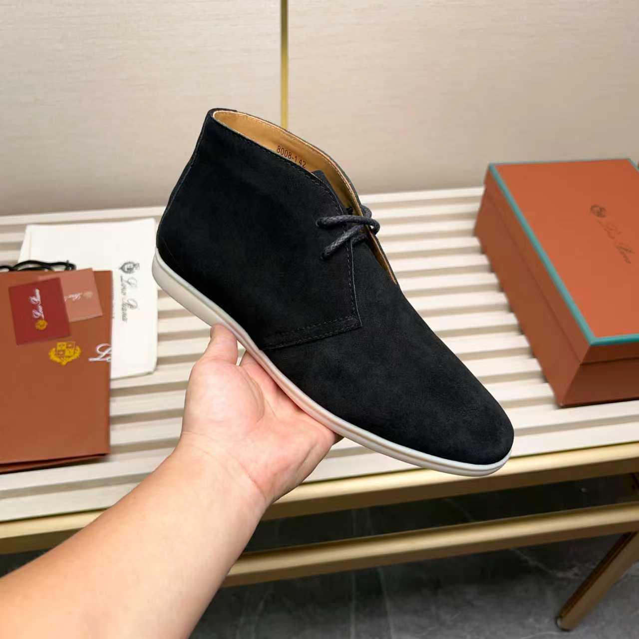 NO:648972,The Loro iana reimagines the desert boot—a modern, comfortable interpretation of a 1940s classic. Crafted from suede calfskin for elegance. The tight texture of the suede calfskin makes it both durable and casually sophisticated. Add a timeless piece to your shoe collection, harmoniously blending comfort and style with Loro iana's heritage of craftsmanship. Satin acetate detailing on the inside White sole with L lettering for added traction  There is space for personalized signature on the heel. Suede trim in the same color. Cow suede upper. Rubber sole. loafers,loro piana,loro piana,loafers,boots,cowhide.19860909Loro iana 重新演绎沙漠靴—以现代、舒适的方式诠释20世纪40年代的经典款式.采用绒面小牛皮精心打造,散发高雅气质.绒面小牛皮质地紧密,不仅经久耐用,而且外观休闲精致.为您的鞋履收藏增添一款隽永之作,将舒适时尚和Loro iana的传承工艺精神和谐融合. 内侧饰以醋酯纤维缎面细节 白色鞋底,饰以L字样,增加抓地力 鞋跟上留有个性化署名空间 同色系绒面革饰边 鞋面牛反绒 鞋底橡胶,乐福鞋,loro piana,loro piana,loafers,boots,cowhide,Women's Shoes