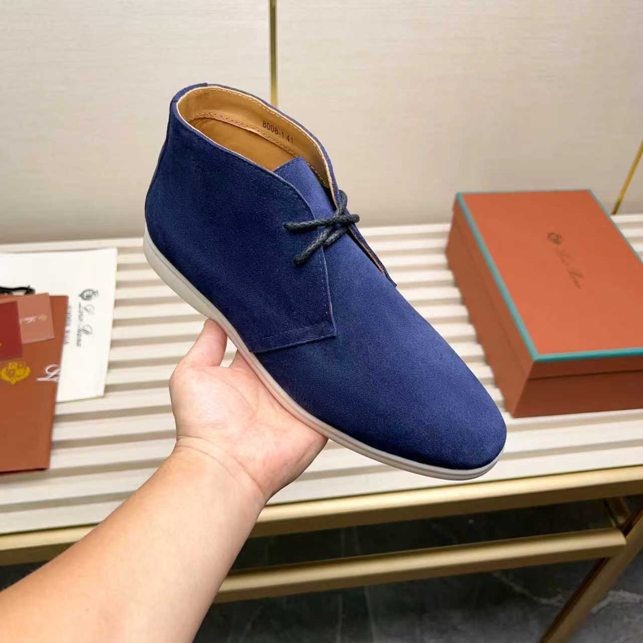 NO:639713,Real Price Loro Piana reimagines the desert boot—a modern, comfortable take on a classic 1940s style. Crafted from suede calfskin for elegance. The suede calfskin's tight texture makes it both durable and casually sophisticated. Add a timeless piece to your shoe collection, harmoniously blending comfort and style with Loro Piana's heritage of craftsmanship. Acetate satin detail on the inside  White sole with LP lettering for added grip. Space for personalized signature on heel. Tonal suede trim. Upper. Split cow suede. Sole. Rubber lining. Cow leather,,loro piana,loro piana,boots,cowhide.19860909实价 Loro Piana 重新演绎沙漠靴—以现代、舒适的方式诠释20世纪40年代的经典款式.采用绒面小牛皮精心打造,散发高雅气质.绒面小牛皮质地紧密,不仅经久耐用,而且外观休闲精致.为您的鞋履收藏增添一款隽永之作,将舒适时尚和Loro Piana的传承工艺精神和谐融合. 内侧饰以醋酯纤维缎面细节 白色鞋底,饰以LP字样,增加抓地力 鞋跟上留有个性化署名空间 同色系绒面革饰边 鞋面 牛剖层绒面革 鞋底 橡胶衬里牛皮革,,loro piana,loro piana,boots,cowhide,Men's shoes