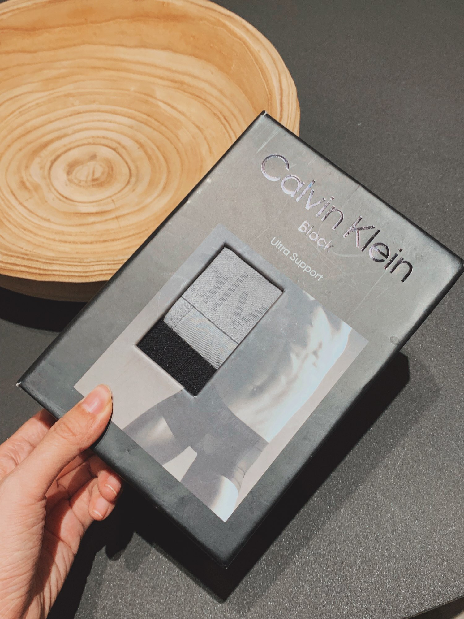 calvin klein第二组男士内裤3条装礼盒这个组合是蓝色➕灰色➕黑色面料是莫代尔棉，送人或者买来家