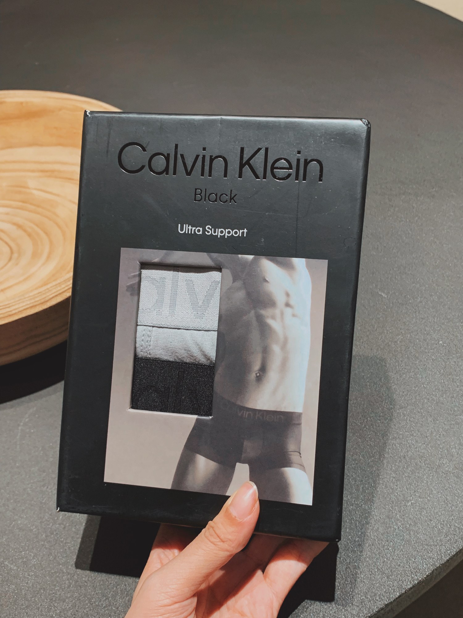 calvin klein第二组男士内裤3条装礼盒这个组合是蓝色➕灰色➕黑色面料是莫代尔棉，送人或者买来家