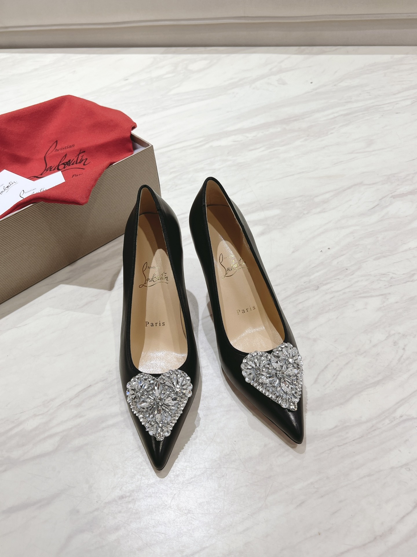 NO:129219,Top version Original box Christian Louboutin | s original product making heavy industry CL Chinese Valentine's limited heart-shaped gem high heels ~ upper lkate love high heels use Christian Louboutin classic lkate high heels silhouettes incorporate novel designs to celebrate the Chinese Valentine's Day, offering a gift for love, pointed toe with the iconic shallow upper and slender heels, soft white Napa toe embellishes dazzling heart-shaped crystal gem inlay, interwoven into a fairytale dream. Material imported environmentally friendly sheepskin, grainy pearlescent sheepskin lining, outsole original imported AR1 top leather outsole Size34-43 