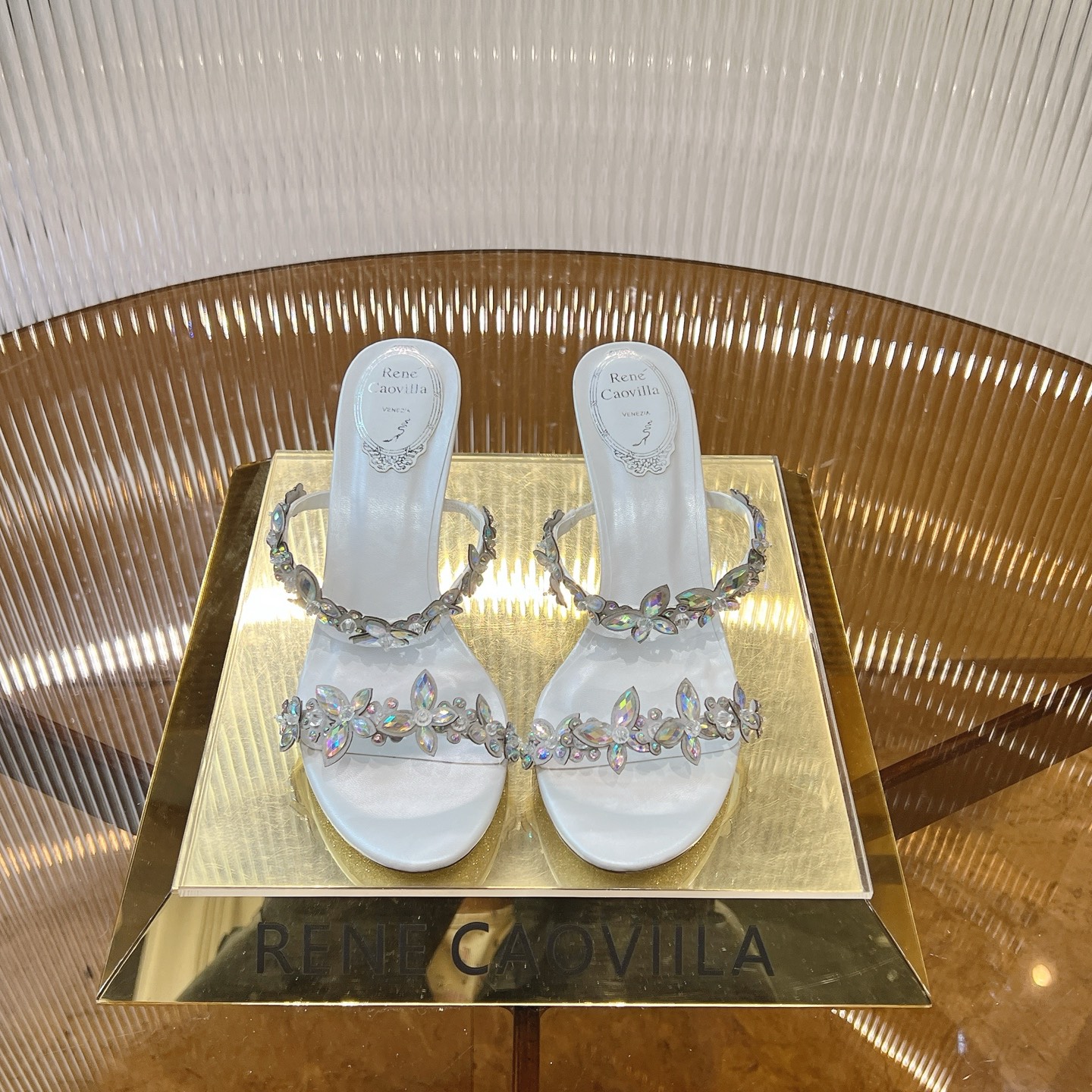 NO:221385,Top version R C | 2025s Heavy Industry RC Snake Series, BOUQUET Butterfly Flower Rhinestone Satin Thin Heel Heel Sandals℡ Product description The layered and staggered colorful butterflies are rendered picturesquely, the blue sky freezes the moment, and the freehand style is elegant and exquisite!  Grained inside pearlescent sheepskin, original uniform flash silver leather outsole Size34-43 