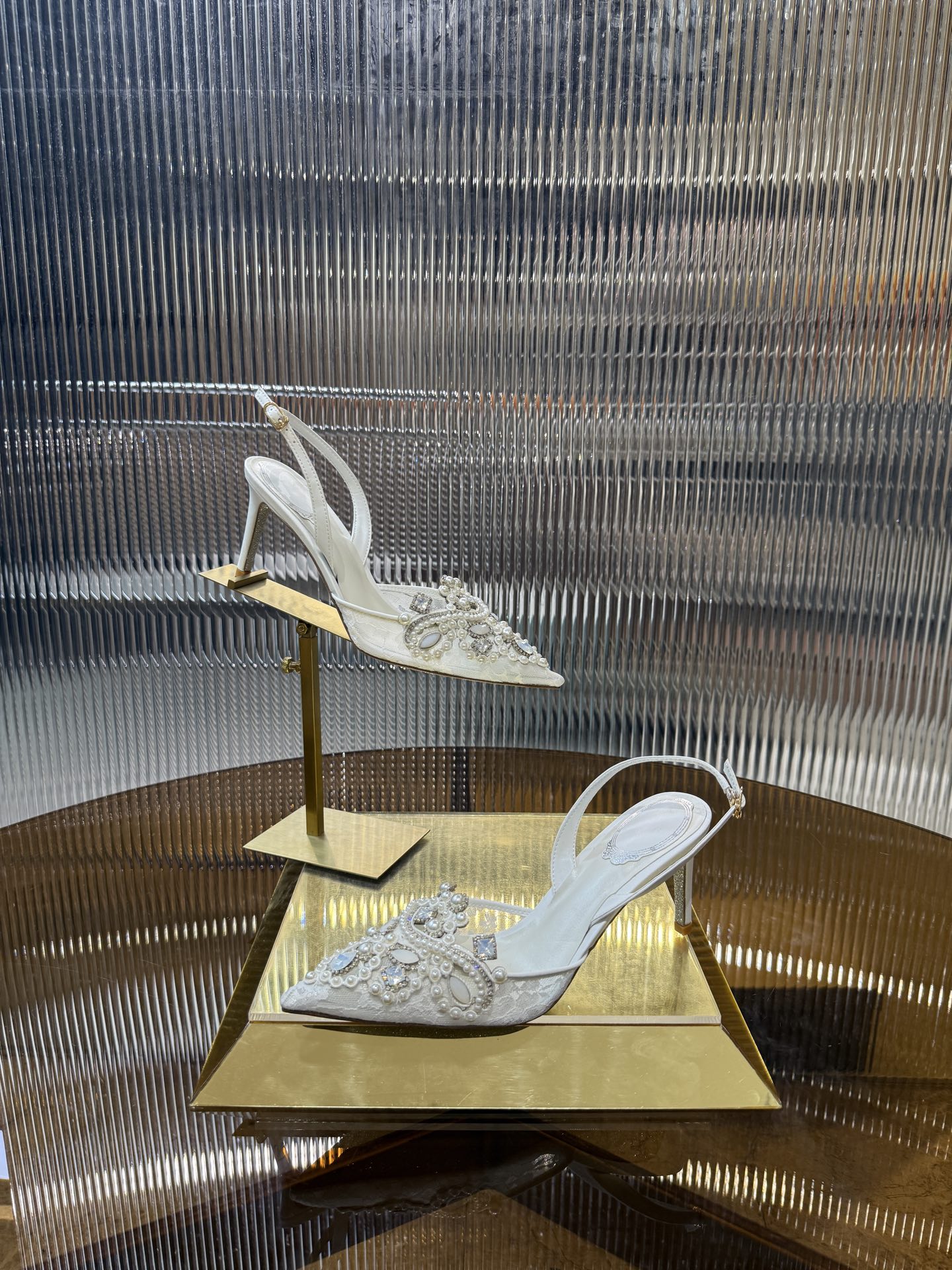 Monochrome P650: Elegant Lace Embroidered High Heels with Retro Gems - 图片 2