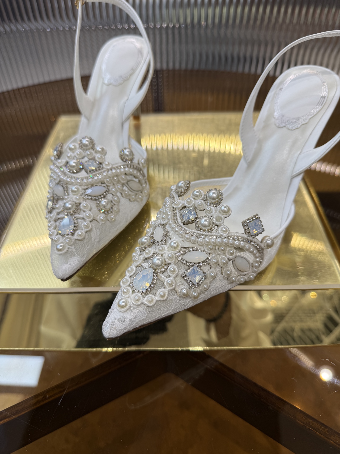 Monochrome P650: Elegant Lace Embroidered High Heels with Retro Gems - 图片 6