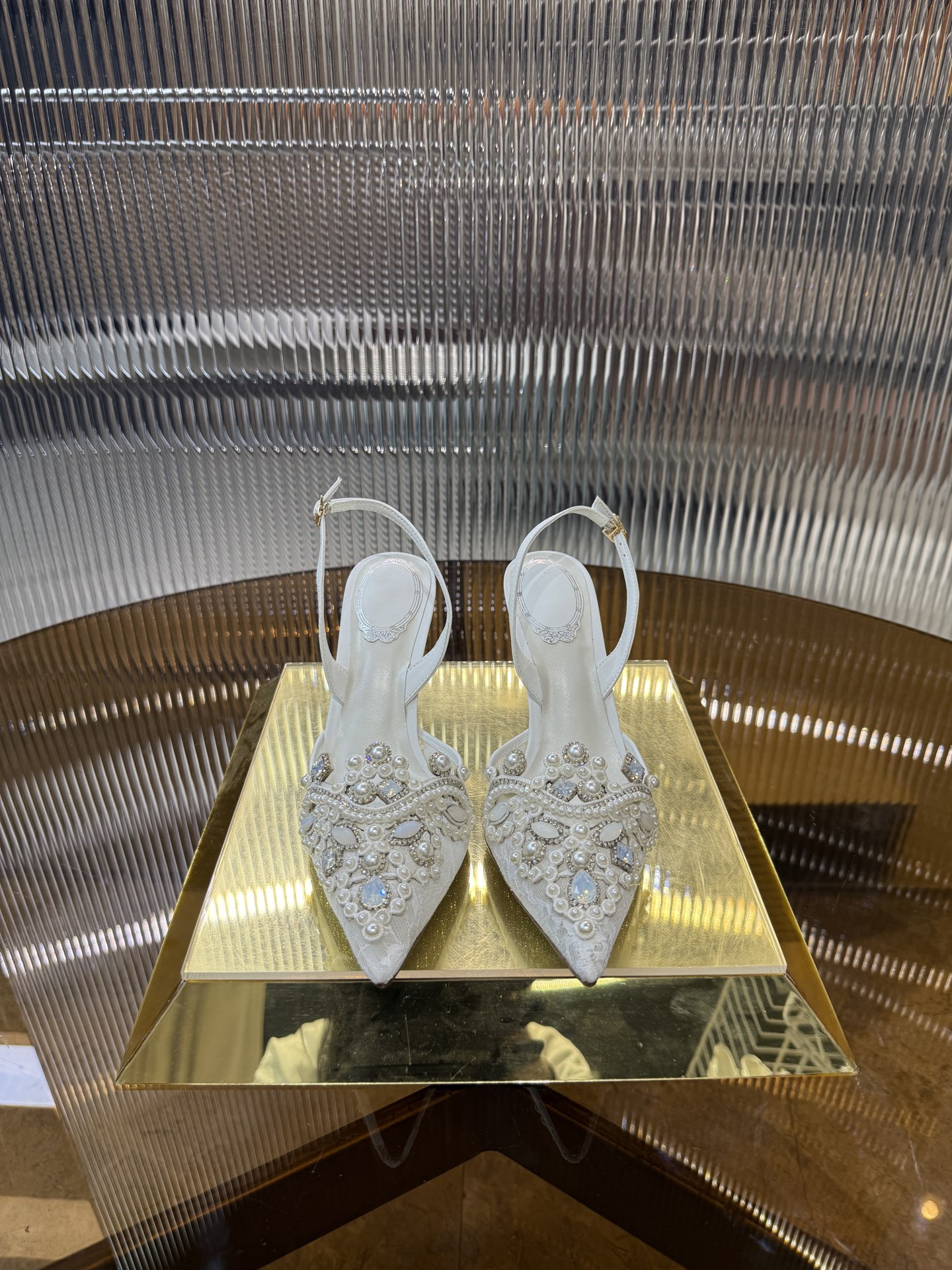 Monochrome P650: Elegant Lace Embroidered High Heels with Retro Gems - 图片 5