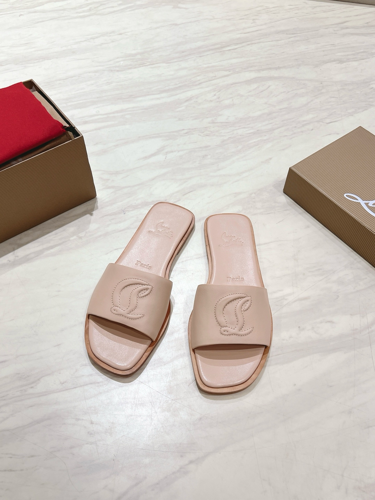 NO:260835,Top version Original box Christian Louboutin | 2025s original mold opening one to one mold opening CL casual one-line flat slippers Material top layer highlight calfskin inner grain pearlescent sheepskin outsole original imported AR1 top leather outsole Size34-43 