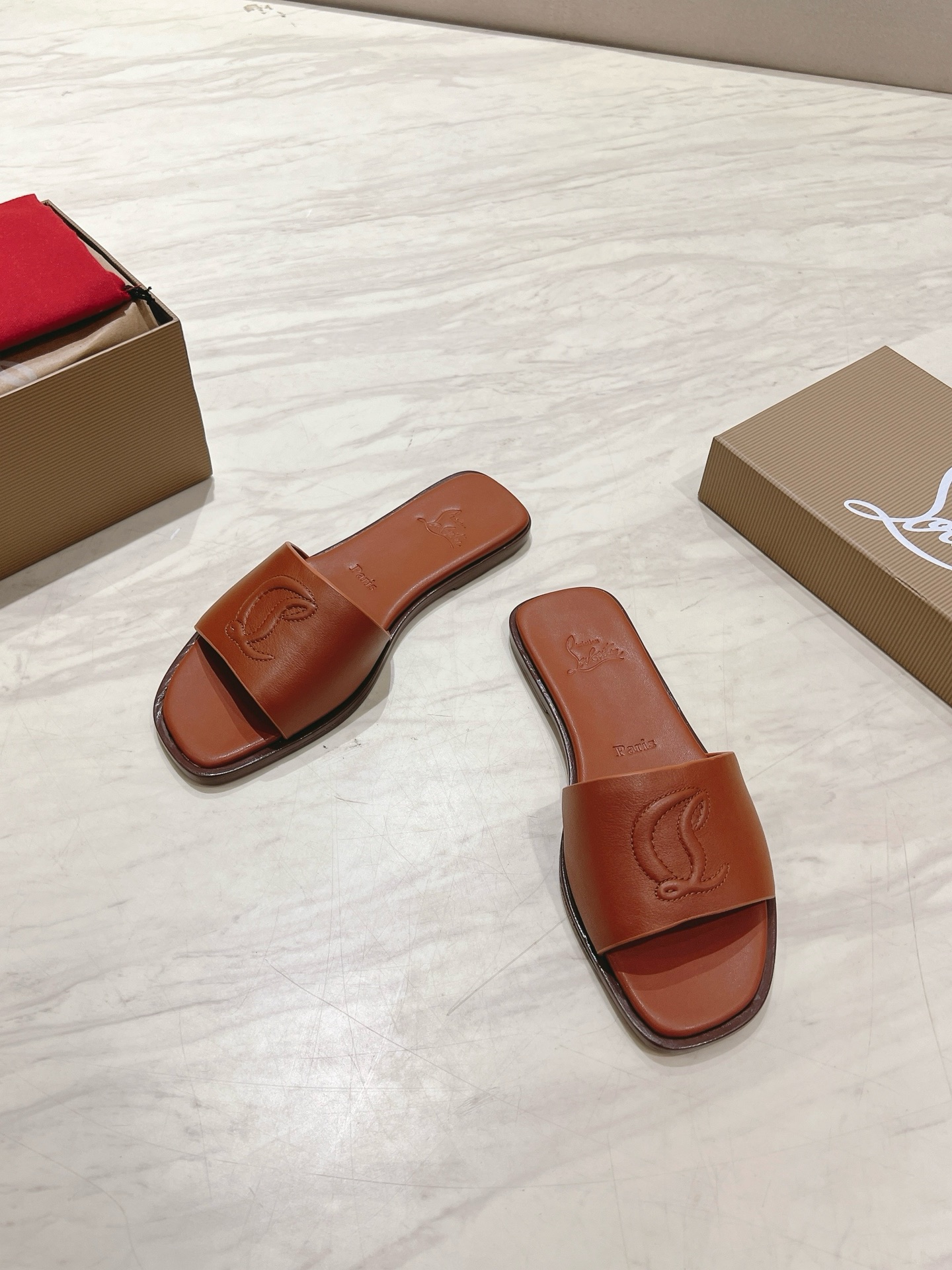 NO:260839,Top version Original box Christian Louboutin | 2025s original mold opening one to one mold opening CL casual one-line flat slippers Material top layer highlight calfskin inner grain pearlescent sheepskin outsole original imported AR1 top leather outsole Size34-43 