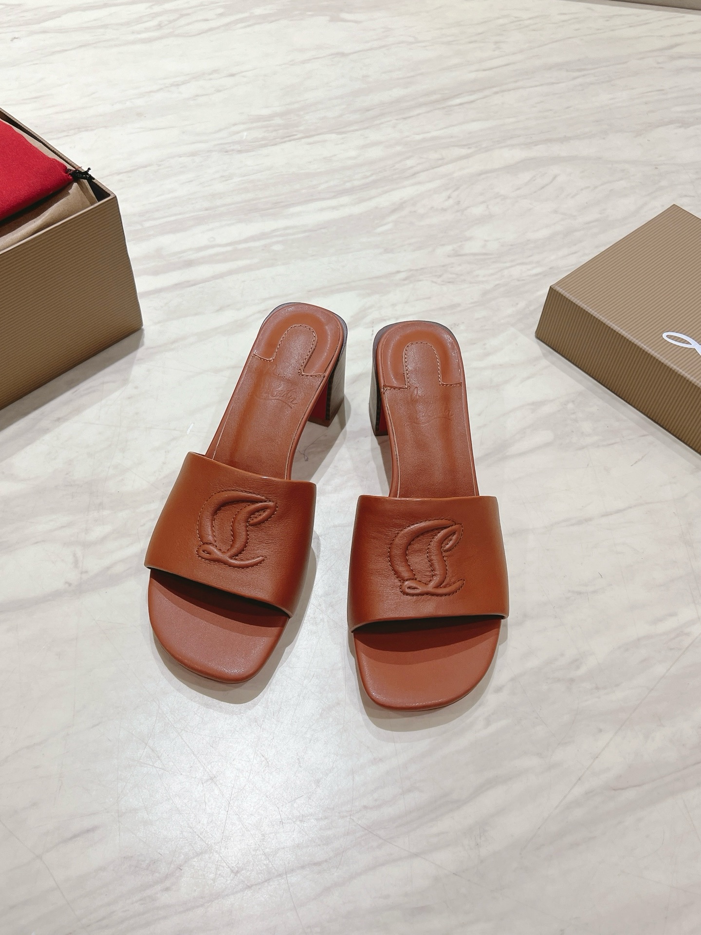 NO:260841,Top version Original box Christian Louboutin | 2025s original mold opening one to one mold opening CL casual one-line flat slippers Material top layer highlight calfskin inner grain pearlescent sheepskin outsole original imported AR1 top leather outsole Size34-43 