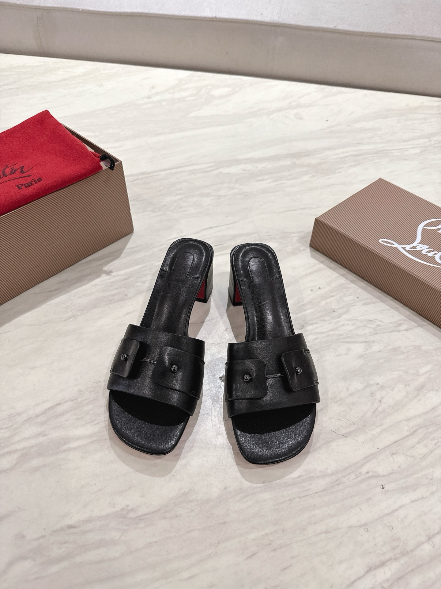 NO:262744,Top version Original box Christian Louboutin | 2025s original mold opening one to one mold opening CL casual one-line flat slippers Material top layer highlight calfskin inner grain pearlescent sheepskin outsole original imported AR1 top leather outsole Size34-43 