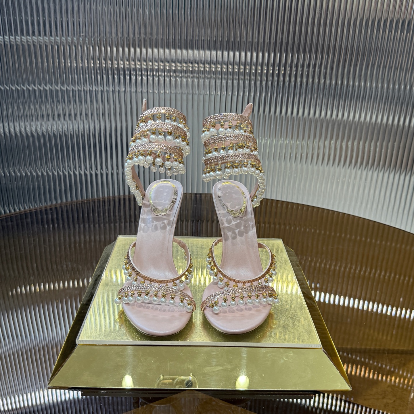 NO:401938,Top version R C | 2025s Heavy Industry RC Snake-shaped popular series, original one-to-one gold buckle pearl crystal lamp pendant wrapped around the foot ring stiletto high heel sandals℡ Product description: The draped ornate gold buckle pearl crystal diamond decoration on the spiral coil creates a gorgeous yet noble style, simple and low-key adds a hint of elegant and sweet atmosphere. The inner grain is pearly sheepskin. The original sole is the same as the original gold buckle flash silver leather outsole. Size34-43 '34.40.41.42.43 Customized without return' Color 4 colors, the heel height is about 9.5cm, customizable 7.5 4.5cm, sandals, sandals, sheepskin, Leather soles19860909顶级版 R C | 2025s 重工RC蛇形爆红系列,原版一比一做货金扣珍珠水晶灯坠饰缠绕脚环细高跟凉鞋℡ 商品描述:螺旋线圈上的垂坠式华丽金扣珍珠水晶钻饰,打造既华丽又不失高贵风格,简单低调中添上一丝优雅甜美气息 内里粒面珠光羊皮里 大底原版一致金扣闪银真皮大底 Size34-43「34.40.41.42.43订做不退换」 Color4个配色 跟高约9.5cm 可订制7.5 4.5cm,凉鞋,sandals,sheepskin,Leather soles,Women's Shoes