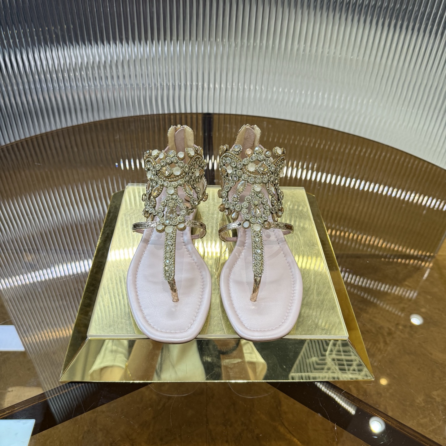 NO:401962,Exclusive top version R C | 2025s Heavy Industry RC VENEZIANA series, mesh lace gem flat sandals women's singles shoes Product description Roman boho style, paired with retro and colorful rhinestones, ankle heel zipper design, foot-climbing sandals, create different visual layers, as dazzling and charming as jewelry treasures!  Fascinated by the whole summer. The inner grain is pearly sheepskin, the original version of the original flash silver gold buckle leather outsole Size34-43 '34.40.41.42.43 Custom made no return' Color pearl white, gold, color pink Heel height is about 1.5cm, sandals, sandals, sheepskin, Leather soles19860909独家顶级版 R C | 2025s重工RC VENEZIANA系列,网纱蕾丝宝石平底凉鞋女单鞋 商品描述罗马波西米亚风,搭配复古多彩的水钻及宝石,脚踝后跟拉链设计,夹脚露指凉鞋,营造不同的视觉层次感,宛如珠宝珍品般耀眼迷人！迷恋整个夏天. 内里粒面珠光羊皮里 大底原版一致闪银金扣真皮大底 Size34-43「34.40.41.42.43订做不退换」 Color珍珠白、金色、彩粉色 跟高约1.5cm,凉鞋,sandals,sheepskin,Leather soles,Women's Shoes