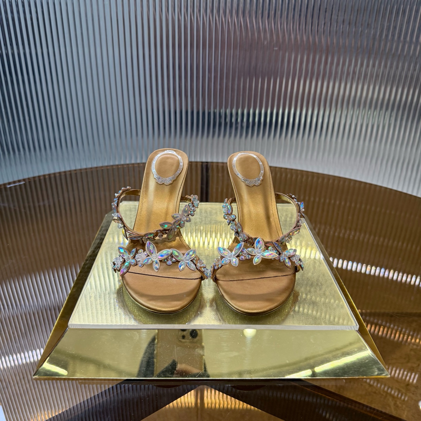 NO:405471,Top version | 2025 Renee Jovira Flower Series, original product, pure handmade 1:1 jasmine sheepskin flower arrangement shoe body, agile and elegant, unique, dreamy buds bloom gently, wear spring on your feet, pearlescent sheepskin inside, original version of the same leather outsole Size34-43 '34.40.41.42.43 Custom made no return' Color pink, white Heel height: 1.0cm, high heels, rene caovilla, high heels, sheepskin, Leather soles19860909顶级版  | 2025芮妮乔薇拉花卉系列,原版做货,纯手工1:1打造的茉莉羊皮花朵排布鞋身,灵动飘逸,独具匠心,梦幻花蕾轻柔绽放,把春天穿在脚上 内里珠光羊皮里 大底原版一致真皮大底 Size34-43「34.40.41.42.43订做不退换」 Color粉色、白色 跟高:1.0cm,高跟鞋,rene caovilla,high heels,sheepskin,Leather soles,Women's Shoes