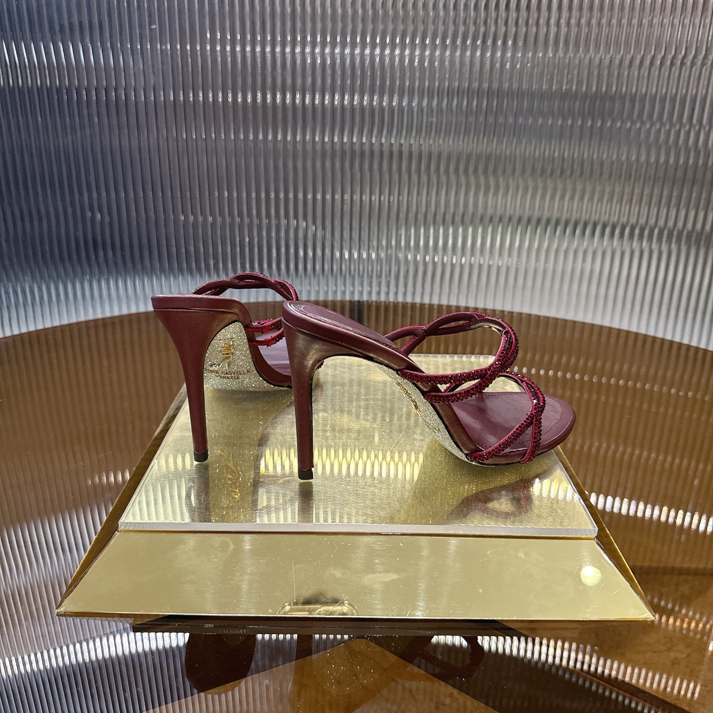 Sparkling Viper Heel: CATERINA’s Elegant Crossline Design with Water Drills - 图片 3