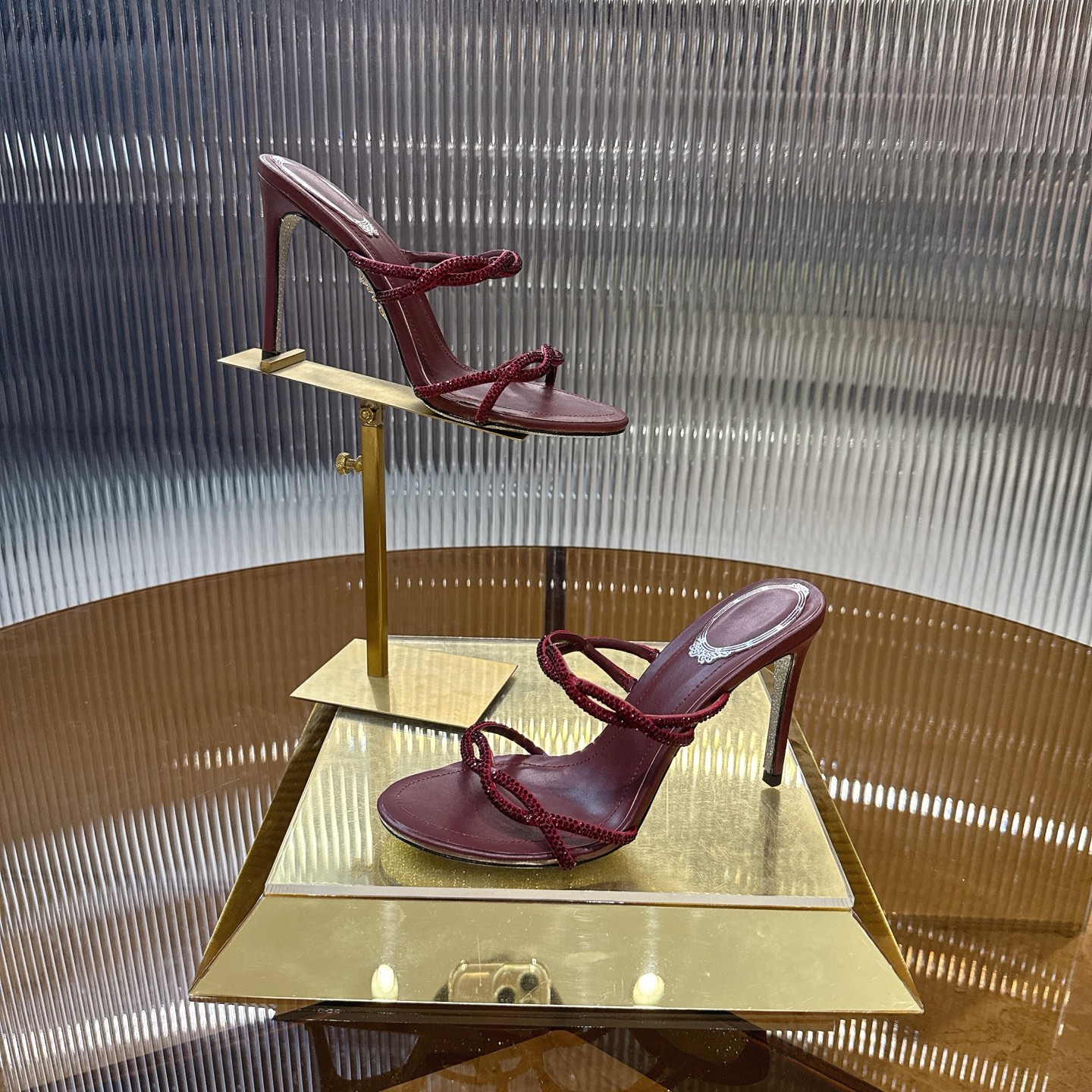 Sparkling Viper Heel: CATERINA’s Elegant Crossline Design with Water Drills - 图片 5