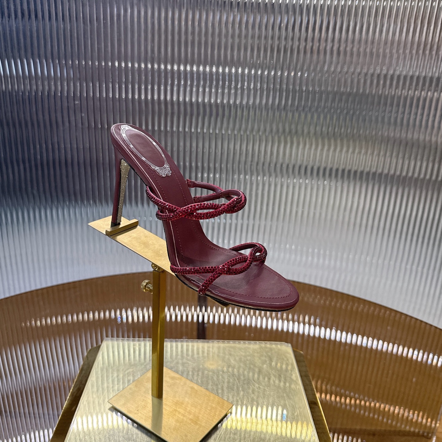 Sparkling Viper Heel: CATERINA’s Elegant Crossline Design with Water Drills - 图片 7