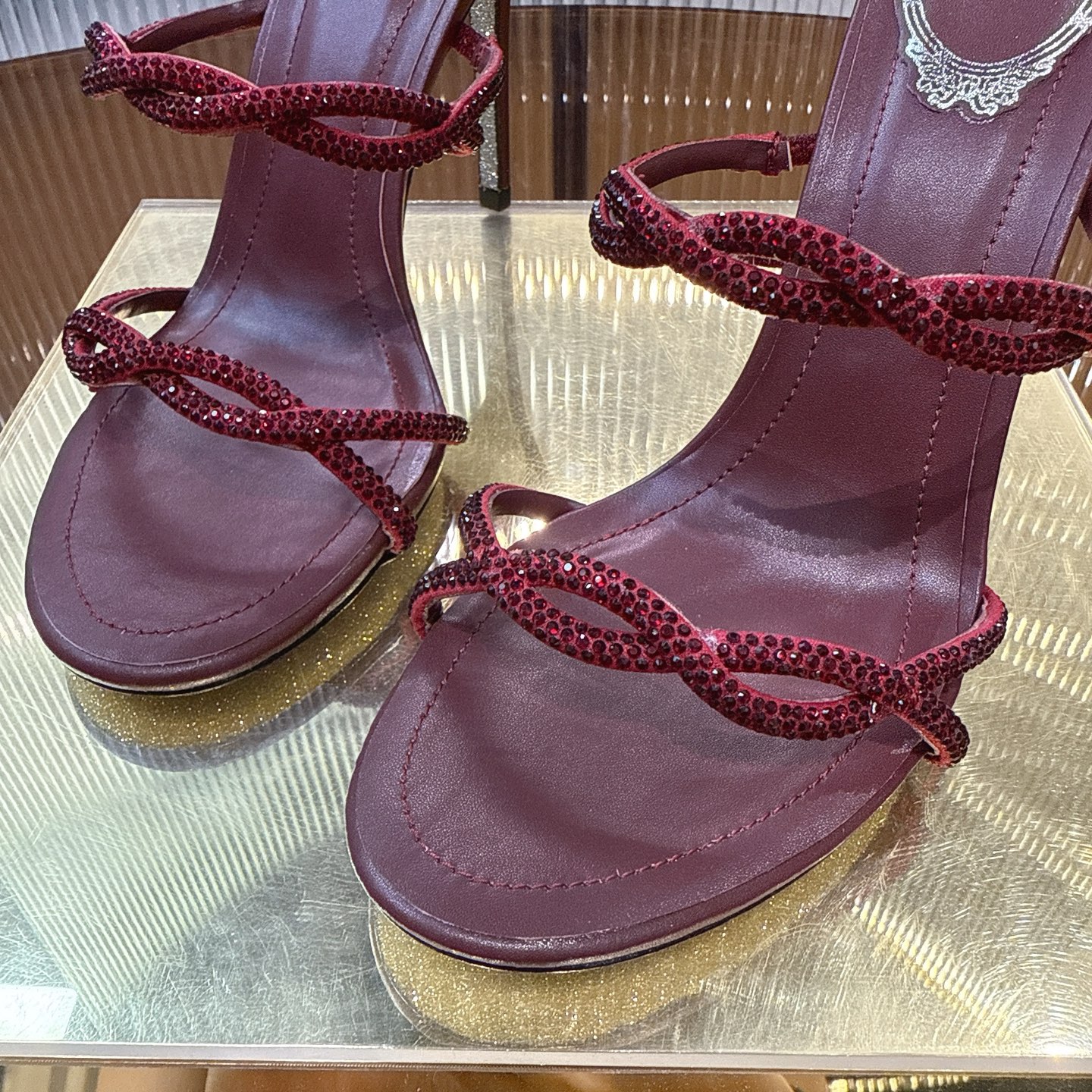 Sparkling Viper Heel: CATERINA’s Elegant Crossline Design with Water Drills - 图片 8