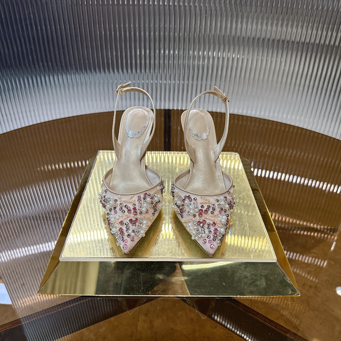 NO:408029,R C | 2025s Heavy Industry RC Crystal Pearl Gem Lace High Heels Wedding Shoes Series Imported Mesh Lace with Pearl Sheepskin Surface, Pure Handmade One-to-One Seam Diamond Customized, Imported Super Flashing Expensive Swarovski Crystal Diamond, Gorgeous BlingBling Exquisite Grained Pearl Sheepskin Outsole Original Consistent Glue Glitter Silver Leather Sole Size34-43 '34.40.41.42.43 Customized No Returns' Color Color Heels Heels About 7.5, High Heels, Sheepskin, Leather Soles19860909R C | 2025s重工RC水晶珍珠宝石蕾丝高跟鞋婚鞋系列 鞋面进口网纱蕾丝配珠光羊皮面,纯手工一比一缝钻定制,进口超闪昂贵施华洛水晶钻,上脚华丽BlingBling精致逼人 内里粒面珠光羊皮里 大底原版一致注胶闪银真皮大底 Size34-43「34.40.41.42.43订做不退换」 Color彩色 跟高约7.5,高跟鞋,high heels,sheepskin,Leather soles,Women's Shoes