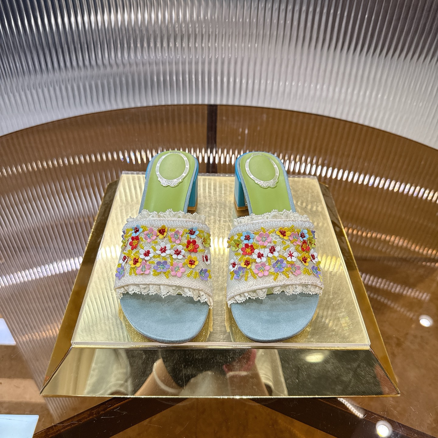 NO:725437,Top version | 2026 Renee Jovela floral series, original production, pure handmade 1:1 jasmine sheepskin flower arrangement shoe body, smart and elegant, unique, dreamy flower buds bloom gently, wear spring on your feet. Lined with pearlescent sheepskin, outsole is the same as the original leather outsole. Size34-43 '34.40.41.42.43 Custom-made and non-returnable' Color White, Color  Heel height: 4.5cm, sandals, rene caovilla, sandals, sheepskin, Leather soles19860909顶级版  | 2026芮妮乔薇拉花卉系列,原版做货,纯手工1:1打造的茉莉羊皮花朵排布鞋身,灵动飘逸,独具匠心,梦幻花蕾轻柔绽放,把春天穿在脚上 内里珠光羊皮里 大底原版一致真皮大底 Size34-43「34.40.41.42.43订做不退换」 Color白色,彩色 跟高:4.5cm,凉鞋,rene caovilla,sandals,sheepskin,Leather soles,Women's Shoes