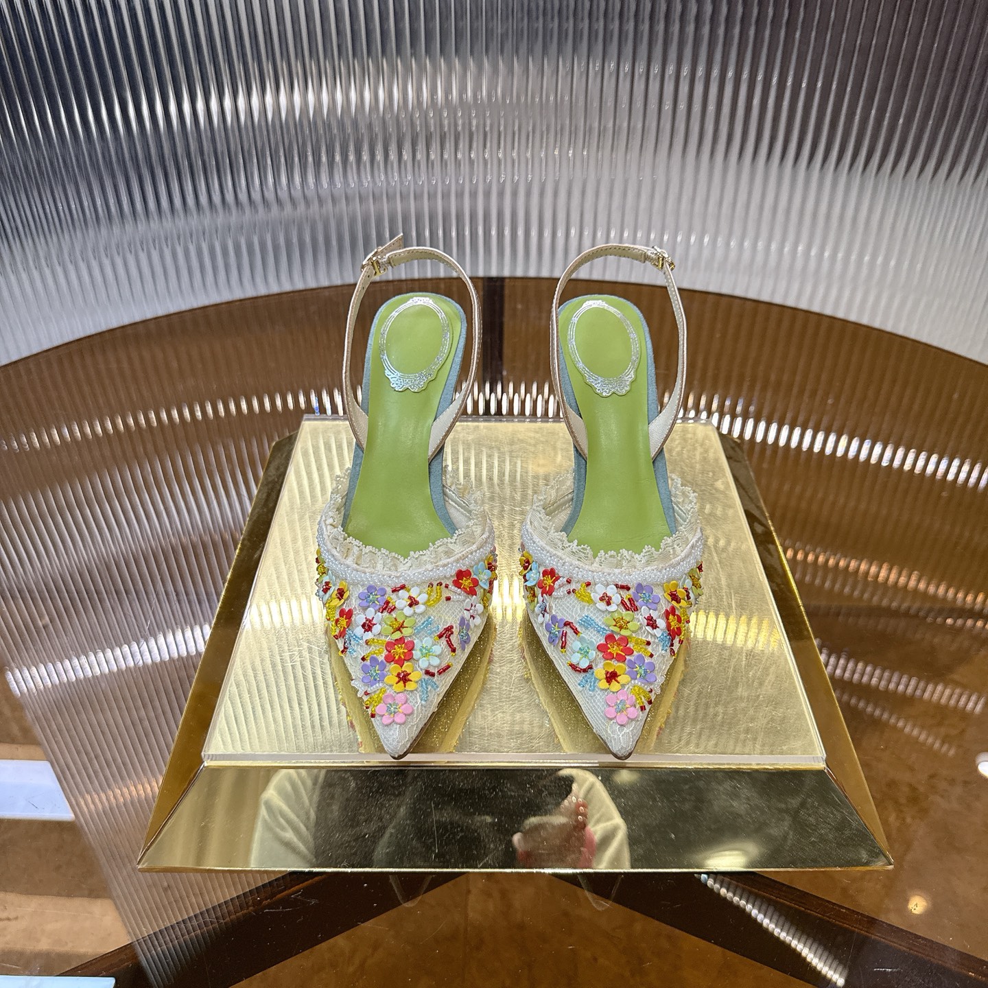 NO:725439,Top version | 2026 Renee Jovela floral series, original production, pure handmade 1:1 jasmine sheepskin flower arrangement shoe body, smart and elegant, unique, dreamy flower buds bloom gently, wear spring on your feet. Lined with pearlescent sheepskin, outsole is the same as the original leather outsole. Size34-43 '34.40.41.42.43 Custom-made and non-returnable' Color White, Color  Heel height: 7.5cm, sandals, rene caovilla, sandals, sheepskin, Leather soles19860909顶级版  | 2026芮妮乔薇拉花卉系列,原版做货,纯手工1:1打造的茉莉羊皮花朵排布鞋身,灵动飘逸,独具匠心,梦幻花蕾轻柔绽放,把春天穿在脚上 内里珠光羊皮里 大底原版一致真皮大底 Size34-43「34.40.41.42.43订做不退换」 Color白色,彩色 跟高:7.5cm,凉鞋,rene caovilla,sandals,sheepskin,Leather soles,Women's Shoes