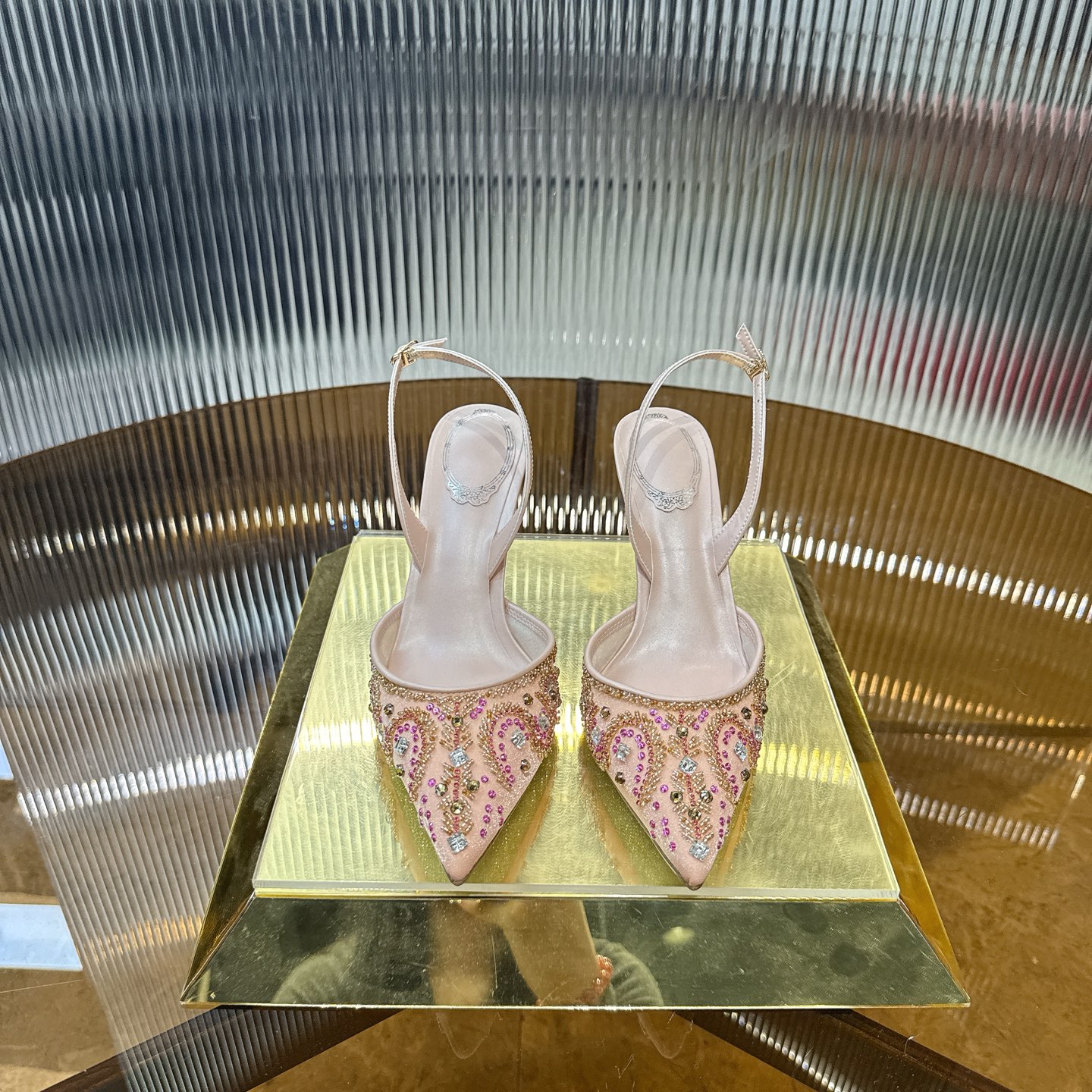 NO:725427,R C | 2026s heavy industry co-branded popular RC crystal pearl gem lace high-heeled shoes wedding shoe series. The upper is imported mesh lace with pearlescent sheepskin surface, which is hand-made with one-to-one stitching diamonds. Imported super flashy expensive Swarovski crystal diamonds, the upper foot is gorgeous BlingBling and exquisite. The lining is grained pearlescent sheepskin. The outsole is the same as the original glue-injected shiny silver genuine leather outsole. Size34-43 '34.40.41.42.43 Customized and non-refundable'  ColorApricot pink Heel height is about 7.5, high heels, high heels, sheepskin, Leather soles19860909R C | 2026s重工联名爆款RC水晶珍珠宝石蕾丝高跟鞋婚鞋系列 鞋面进口网纱蕾丝配珠光羊皮面,纯手工一比一缝钻定制,进口超闪昂贵施华洛水晶钻,上脚华丽BlingBling精致逼人 内里粒面珠光羊皮里 大底原版一致注胶闪银真皮大底 Size34-43「34.40.41.42.43订做不退换」 Color杏色 粉色 跟高约7.5,高跟鞋,high heels,sheepskin,Leather soles,Women's Shoes