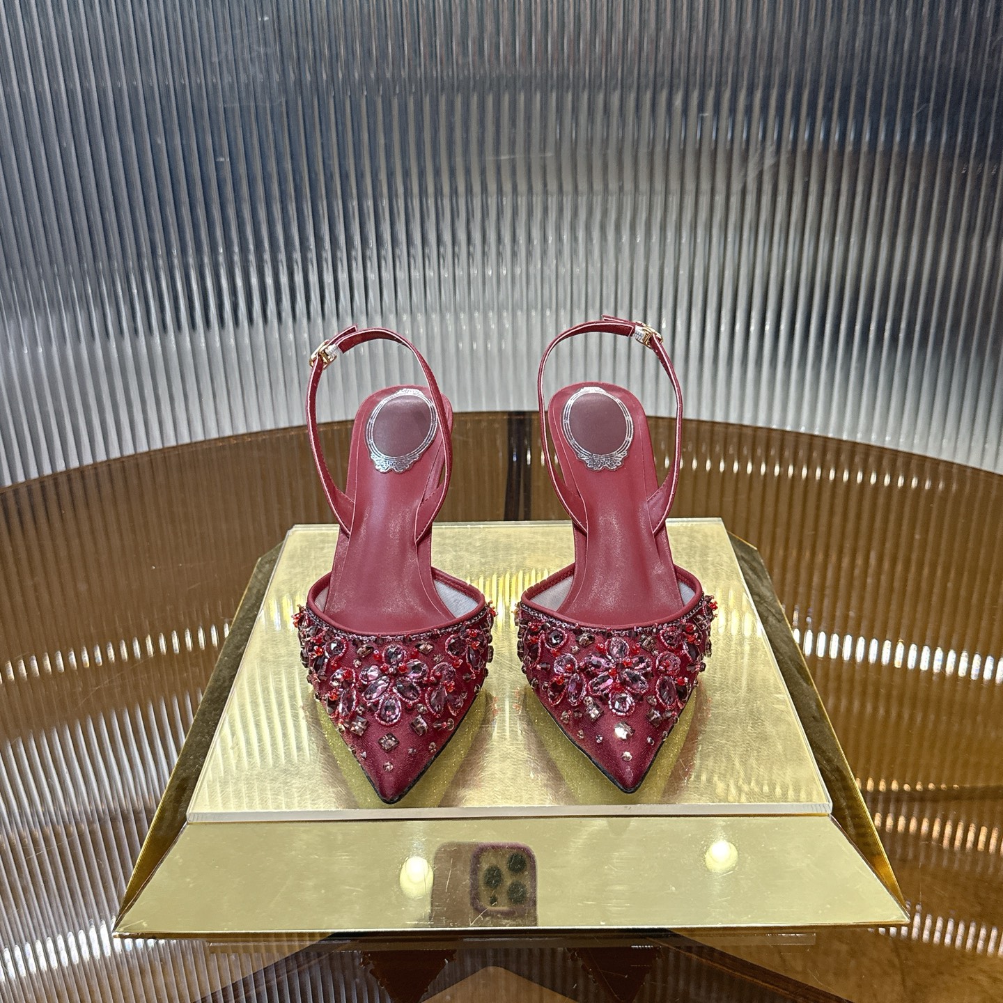 NO:725429,R C | 2026s Heavy Industry RC Crystal Pearl Gem High Heels Wedding Shoes Series Imported mesh lace upper with pearlescent sheepskin surface, handmade one-to-one sewing diamonds, imported super flashy expensive Swarovski crystal diamonds, gorgeous BlingBling on the feet, exquisite and attractive Grained pearlescent sheepskin lining on the inside Outsole original consistent injection of rubber glitter silver genuine leather outsole Size34-43 '34.40.41.42.43 Custom-made and non-returnable' Color Green Burgundy  Heel height is about 7.5,high heels,sheepskin,Leather soles19860909R C | 2026s重工RC水晶珍珠宝石高跟鞋婚鞋系列 鞋面进口网纱蕾丝配珠光羊皮面,纯手工一比一缝钻定制,进口超闪昂贵施华洛水晶钻,上脚华丽BlingBling精致逼人 内里粒面珠光羊皮里 大底原版一致注胶闪银真皮大底 Size34-43「34.40.41.42.43订做不退换」 Color绿色 酒红色 跟高约7.5,高跟鞋,high heels,sheepskin,Leather soles,Women's Shoes