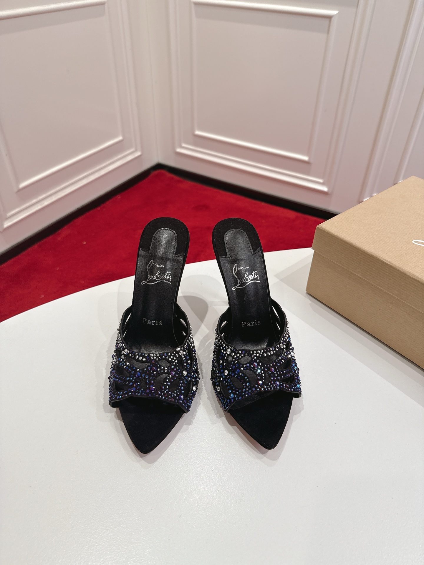 NO:748522,Top version original box Christian Louboutin | 2026s original mold opening 1:1 restoration of CL pointed toe hollow full diamond high-definition catwalk model Material imported calf leather lining grained pearlescent sheepskin outsole original imported AR1 top genuine leather outsole Size34-43 '34.40.41.42.43 custom-made and non-returnable' Color: 2 colors Heel height is about 10.0cm, 8.5cm  Packaging top quality original boxes, bags, cards, handbags Tianpi, high heels slippers, christian louboutin, high heels, slippers, cowhide, sheepskin, Leather soles19860909顶级版 原版盒 Christian Louboutin | 2026s原版开模1:1还原CL尖头镂空满钻高定走秀款 材质进口小牛皮 内里粒面珠光羊皮里 大底原版进口AR1顶级真皮大底 Size34-43「34.40.41.42.43订做不退换」 Color: 2个配色 跟高约10.0cm,8.5cm 包装顶级原版盒、布袋、卡片、手提袋 天皮,高跟鞋拖鞋,christian louboutin,high heels,slippers,cowhide,sheepskin,Leather soles,Women's Shoes