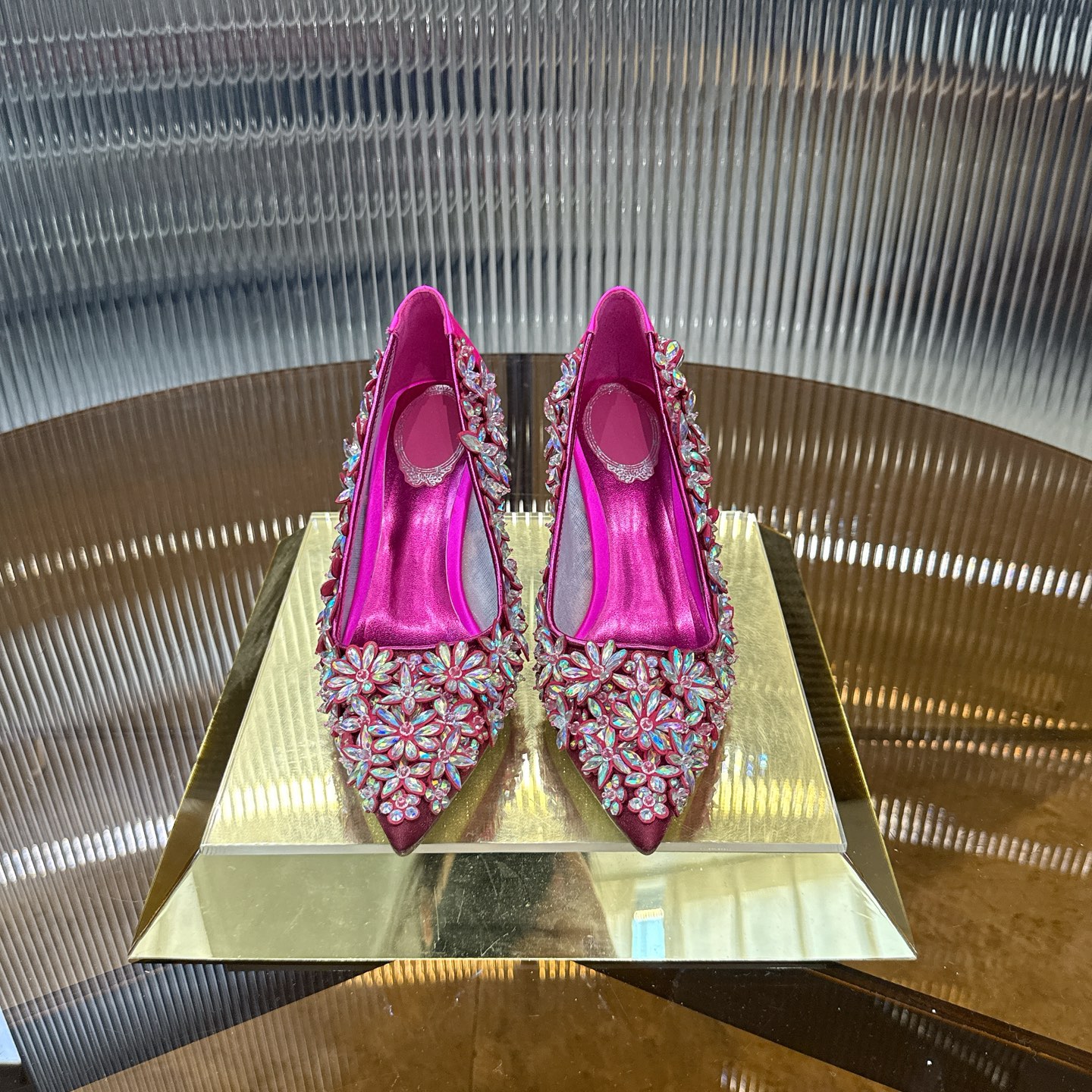 NO:760825,Top version R C | 2026s Heavy industry original crafts needlework and weaving dreams, narrating legends. The new HAUTE COUTURE capsule series, with flowers in embroidery, spiritual butterflies lingering in the heart, inscribing the poetry of time, reaching a state of eternal beauty ℡ Product description The layered and scattered purple jasmine rendering is picturesque, the blue sky freezes the romantic moment, freehand modern and exquisite style. The inner grained pearlescent sheepskin lining outsole is the same as the original leather outsole  Size34-43 '34.40.41.42.43 Customized, non-returnable' Color Pink Rose Gray Heel height about 7.5cm, high heels, high heels, sheepskin, Leather soles19860909顶级版 R C | 2026s 重工原版做货针线织梦,叙写传奇.全新HAUTE COUTURE胶囊系列,繁花入绣语,灵蝶绕心光,铭刻时光诗意,臻呈永恒至美之境℡ 商品描述层叠错落的紫茉莉渲染如画,蔚蓝的天空定格此刻浪漫,写意摩登精致格调 内里粒面珠光羊皮里 大底原版一致真皮大底 Size34-43「34.40.41.42.43订做不退换」 Color粉色 玫红 灰色 跟高约7.5cm,高跟鞋,high heels,sheepskin,Leather soles,Women's Shoes