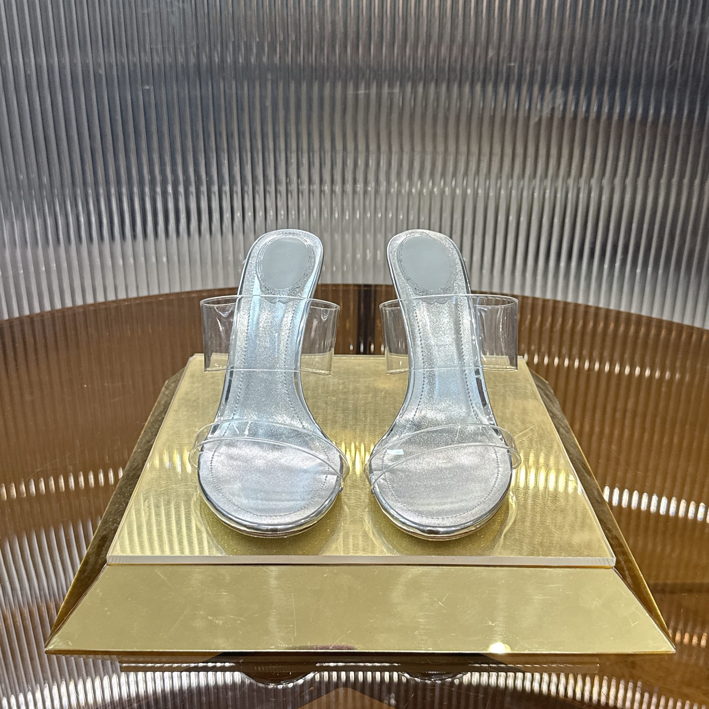 NO:760842,Top version R C | 2026s Heavy-duty original production, the new CELEBRITY series of mules showcase the exquisite craftsmanship of RENE CAOVILLA. Bright crystals, iconic stardust soles and smart snake elements interpret stage aesthetics, and the unique charm of Italian luxury is embodied here. ℡ Grained pearlescent sheepskin lining on the inside Outsole Original leather outsole  Size34-43 '34.40.41.42.43 Customized, non-returnable' Color Silver Heel height about 10.0cm, high heels, rene caovilla, high heels, sheepskin, Leather soles19860909顶级版 R C | 2026s 重工原版做货,全新CELEBRITY系列穆勒鞋妙呈 RENE CAOVILLA 的精妙匠艺.璀璨水晶、标志性星尘鞋底与灵动蛇形元素演绎舞台美学,意式奢雅的独到魅力,在此具象化. ℡ 内里粒面珠光羊皮里 大底原版一致真皮大底 Size34-43「34.40.41.42.43订做不退换」 Color银色 跟高约10.0cm,高跟鞋,rene caovilla,high heels,sheepskin,Leather soles,Women's Shoes