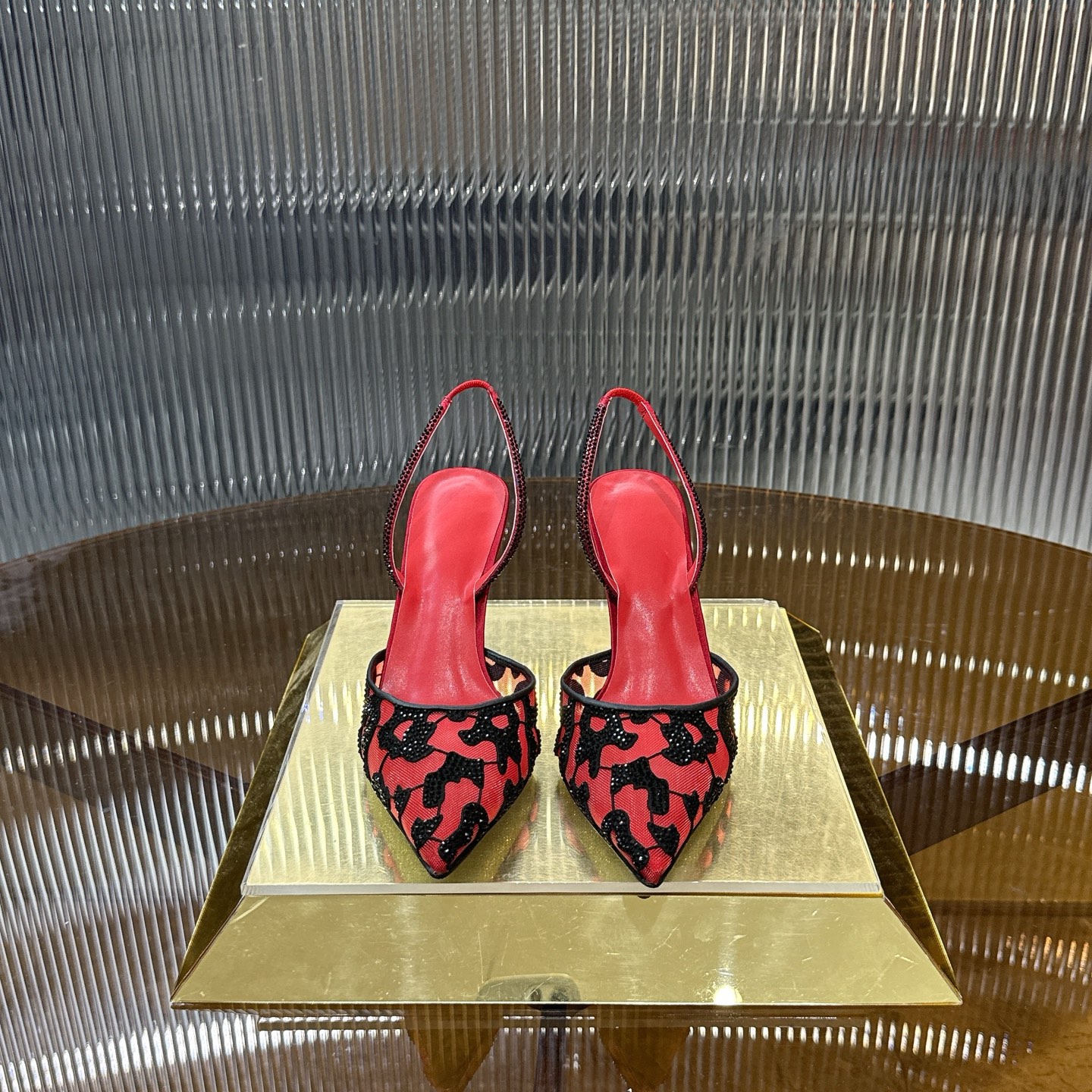 NO:888182,Top version R C | 2025s RC spring and summer new snake-shaped CLEO popular series, snake-shaped leopard print rhinestone inlaid women's exquisite crystal high-heeled sandals ℡ Product description Minimalist exquisite pointed-toe shoes, the shoe body is full of rhinestones, and the heel is also oh, making the shoes particularly elegant and adding a sense of neatness to the momentum. The entire upper is covered with dazzling crystals, showing the extraordinary feminine charm in luxury. The inner pearlescent sheepskin lining  Original outsole with gold buckle and shiny silver genuine leather outsole Size 34-43 '34.40.41.42.43 Customized and non-refundable' Color black, champagne, red Heel height about 10.0cm, high heels, sandals, high heels, sheepskin, Leather soles19860909顶级版 R C | 2025s RC春夏新款蛇形CLEO爆红系列,蛇形豹纹水钻镶嵌女士精致水晶高跟鞋凉鞋℡ 商品描述极简的精致尖头鞋款,鞋身香满了水钻,鞋跟上也是哦,让鞋履格外展现典雅气质,与气势中增添了俐落感,整个鞋面包覆着耀眼水晶,奢华中展现气质非凡的女性魅力 内里珠光羊皮里 大底原版一致金扣闪银真皮大底 Size34-43「34.40.41.42.43订做不退换」 Color黑色、香槟,红色 跟高约10.0cm,高跟鞋,sandals,high heels,sheepskin,Leather soles,Women's Shoes