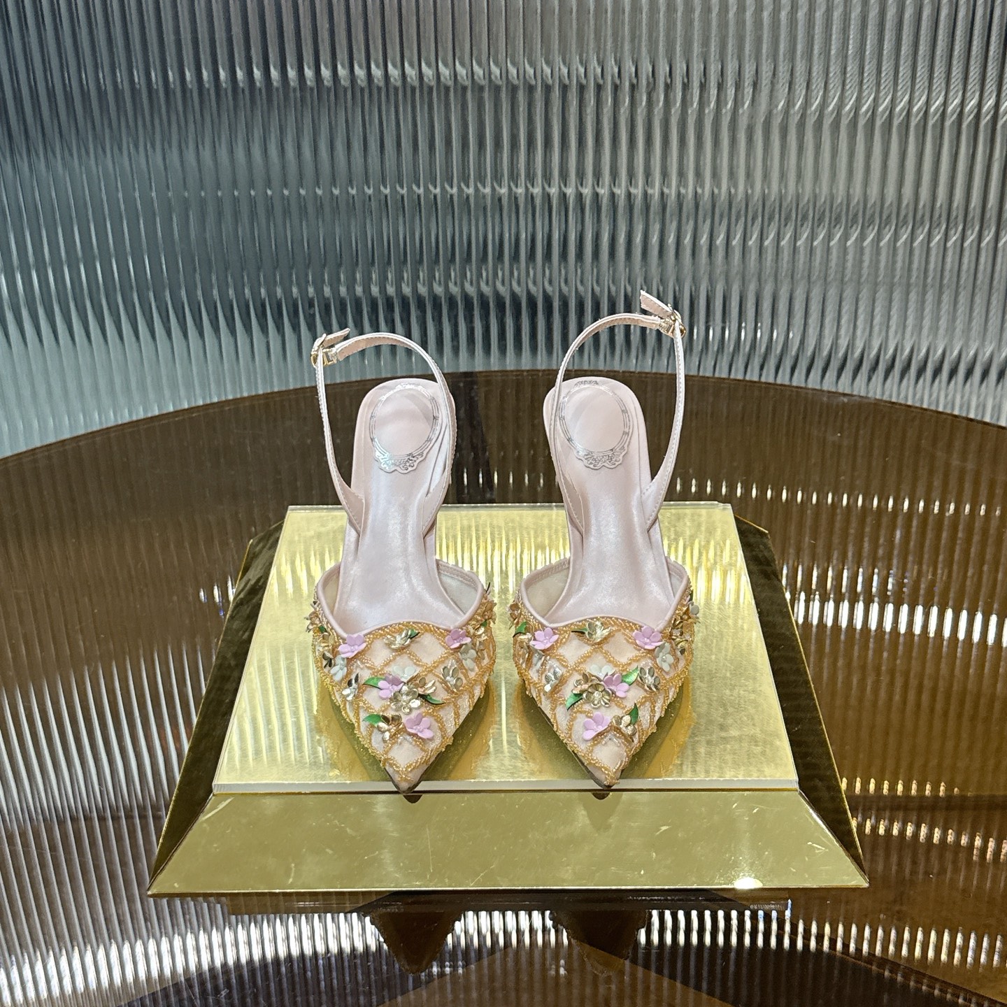 NO:888192,R C | 2026s heavy industry co-branded popular RC crystal pearl flower gem lace high heels sandals wedding shoe series. The upper is imported mesh lace with pearlescent sheepskin surface, which is hand-sewn one by one with one stitch and one line. Imported ultra-flash expensive Swarovski crystal diamonds, the upper foot is gorgeous BlingBling exquisite and attractive. The inner grained pearlescent sheepskin lining is the original outsole with glue-injected glitter silver leather outsole.  Size34-43 '34.40.41.42.43 Customized, non-returnable' Color Gray Apricot Pink Heel height is about 7.5, can be customized to 9.5, high heels, sandals, high heels, sheepskin, Leather soles19860909R C | 2026s重工联名爆款RC水晶珍珠花朵宝石蕾丝高跟鞋凉鞋婚鞋系列 鞋面进口网纱蕾丝配珠光羊皮面,纯手工一针一线一比一缝制,进口超闪昂贵施华洛水晶钻,上脚华丽BlingBling精致逼人 内里粒面珠光羊皮里 大底原版一致注胶闪银真皮大底 Size34-43「34.40.41.42.43订做不退换」 Color灰色 杏色 粉色 跟高约7.5 可订做9.5,高跟鞋,sandals,high heels,sheepskin,Leather soles,Women's Shoes