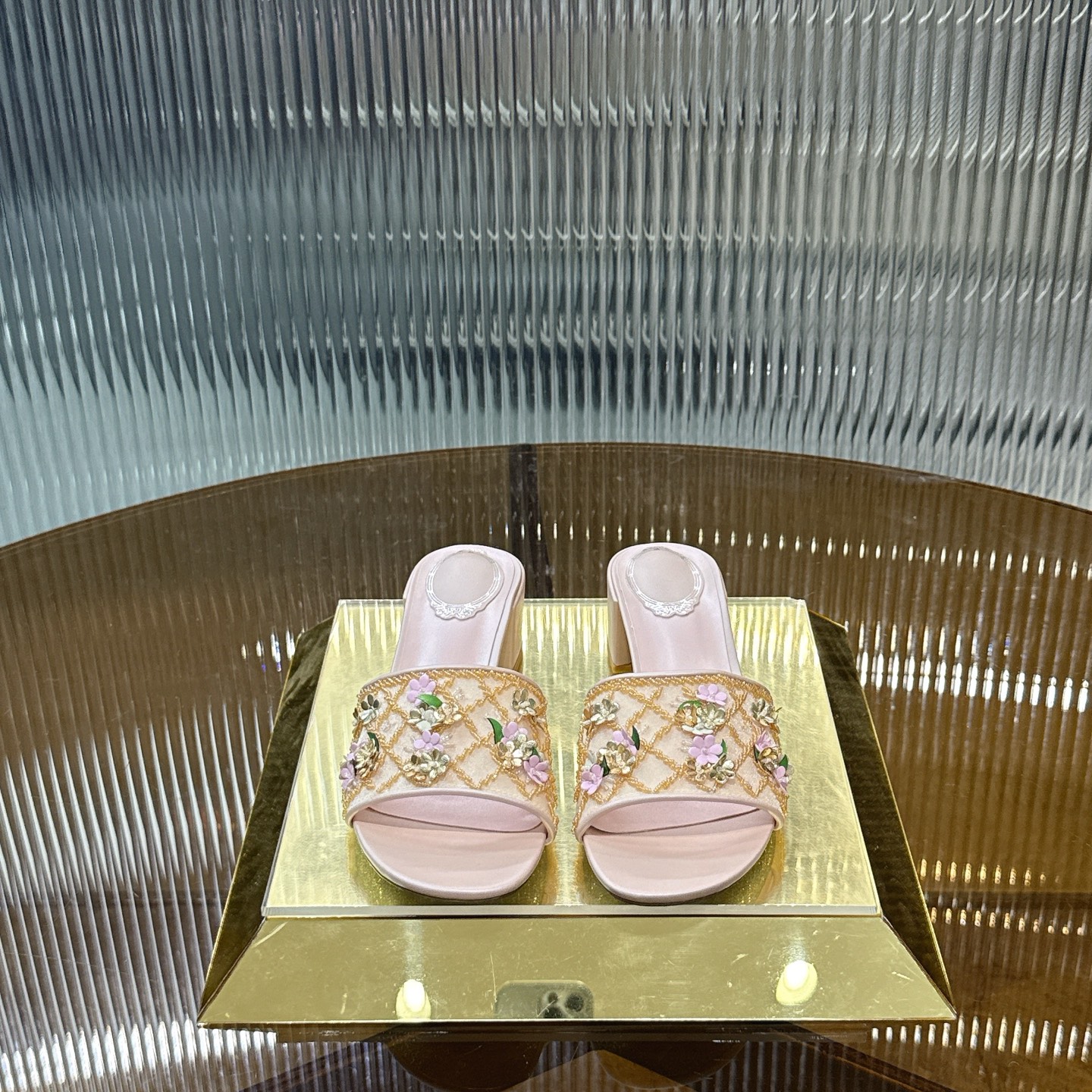 NO:888201,R C | 2026s heavy industry co-branded popular RC crystal pearl flower gem lace high heels sandals wedding shoe series. The upper is imported mesh lace with pearlescent sheepskin surface, which is hand-sewn one by one with one stitch and one line. Imported ultra-flash expensive Swarovski crystal diamonds, the upper foot is gorgeous BlingBling exquisite and attractive. The inner grained pearlescent sheepskin lining is the original outsole with glue-injected glitter silver leather outsole.  Size34-43 '34.40.41.42.43 Customized, non-refundable' Color Gray Apricot Pink Heel height about 4.5cm, high heels, sandals, high heels, sheepskin, Leather soles19860909R C | 2026s重工联名爆款RC水晶珍珠花朵宝石蕾丝高跟鞋凉鞋婚鞋系列 鞋面进口网纱蕾丝配珠光羊皮面,纯手工一针一线一比一缝制,进口超闪昂贵施华洛水晶钻,上脚华丽BlingBling精致逼人 内里粒面珠光羊皮里 大底原版一致注胶闪银真皮大底 Size34-43「34.40.41.42.43订做不退换」 Color灰色 杏色 粉色 跟高约4.5cm,高跟鞋,sandals,high heels,sheepskin,Leather soles,Women's Shoes