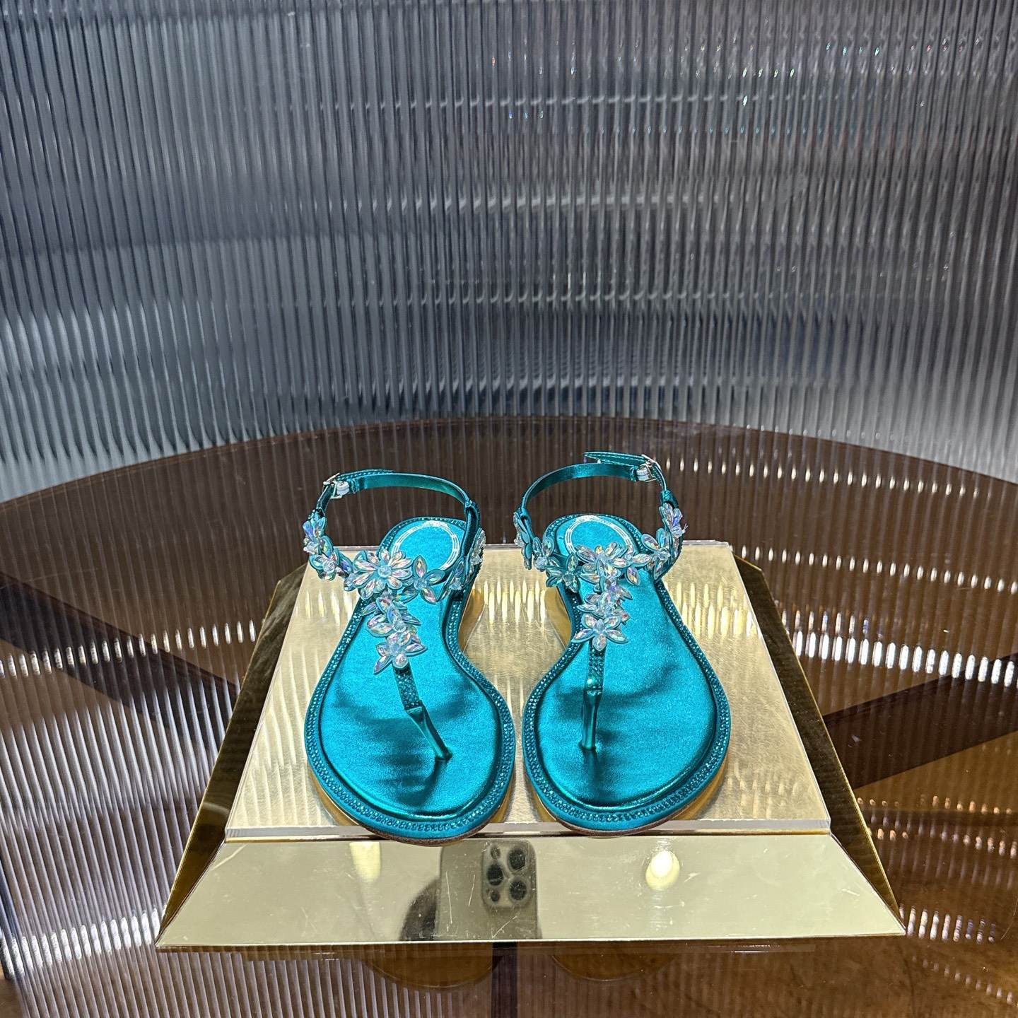 NO:888243,Top version R C | 2026s Heavy Industry RCBOUQUET Butterfly Flower Rhinestone Satin Flat Shoes ℡ Product Description The layered and scattered colorful butterflies render picturesquely, the blue sky freezes the romantic moment, freehand elegance and exquisite style!  Lined with grained pearlescent sheepskin, outsole with original silver shiny leather outsole Size 34-43 '34.40.41.42.43 Customized and non-refundable' Color8 colors Heel height about 1cm, sandals, sandals, flats, sheepskin, Leather soles19860909顶级版 R C | 2026s 重工RCBOUQUET 蝴蝶花朵水钻缎面平底鞋℡ 商品描述层叠错落的彩色蝴蝶渲染如画,蔚蓝的天空定格此刻浪漫,写意优雅精致格调！ 内里粒面珠光羊皮里 大底原版一致闪银真皮大底 Size34-43「34.40.41.42.43订做不退换」 Color8个配色 跟高约1cm,凉鞋,sandals,flats,sheepskin,Leather soles,Women's Shoes