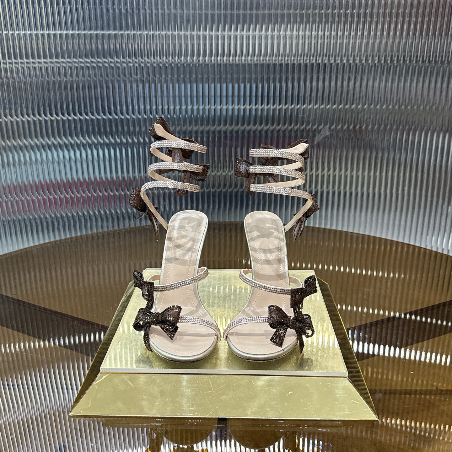 NO:957414,Top version Fairy popular style adds new color R C | 2026 RC MARGOT series, original development, fairy butterfly snake-shaped strap crystal sandals, new version of the iconic spiral snake strap, tulle butterfly rhinestone inlay, gently perched on the snake-shaped strap and crystal upper, sparkling and fairy-like. The upper is imported silk + Swarovski crystal diamonds. The inner pearlescent sheepskin lining. The outsole is the original consistent shiny silver leather outsole and the original development gold logo.  Size34-43 '34.40.41.42.43. Customized, non-returnable' ColorNude, silver, gold, burgundy Heel height about 9.5cm, high heels sandals, sandals, high heels, sheepskin, real silk, Leather soles19860909顶级版 仙女爆款再添新色 R C | 2026 RC MARGOT系列,原版开发,仙女蝴蝶蛇形绑带水晶女士凉鞋,标志性螺旋蛇型系带新版,薄纱蝴蝶水钻嵌饰,轻柔栖息于蛇形系带和水晶鞋面上,光彩熠熠,仙气十足 鞋面进口真丝+施华洛水晶钻 内里珠光羊皮里 大底原版一致闪银真皮大底原版开发金色Logo Size34-43「34.40.41.42.43.订做不退换」 Color裸色、银色 金色、酒红色  跟高约9.5cm,高跟鞋凉鞋,sandals,high heels,sheepskin,real silk,Leather soles,Women's Shoes