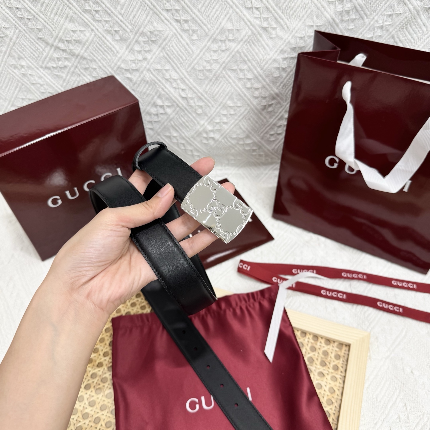 古家 男士双面用商务休闲腰带
高端精品品质 | 经典百搭爆款 | 官网同步新款
▎核心卖点
• 双面双色设计 一面GG S-e定制皮料+一面黑色皮革,一腰带两用,轻松切换商务与休闲风格
• 70年代典藏 35mm宽双G扣头,灵感源自品牌黄金年代,闪亮金属五金电镀工艺经久耐磨
• 细节彰显奢华 联锁G图腾、精品圆形搭扣、3.0 cm标准宽度,适配低腰穿搭,官网同步细节工艺
▎品质保障
原单顶级皮料+防水涂层,标配全套包装(含防尘盒/礼品袋),自用体面,赠礼彰显品位
▎参数信息
材质:GG定制皮料+多色皮革双面 | 带身宽:30mm
搭扣:可旋转双G金属扣 | 如配色:多色搭配
包装:原版礼盒套装 | 款号:官网同步 
p160