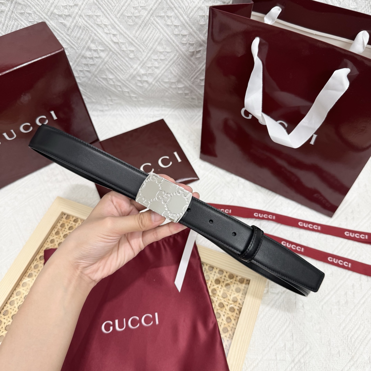 古家 男士双面用商务休闲腰带
高端精品品质 | 经典百搭爆款 | 官网同步新款
▎核心卖点
• 双面双色设计 一面GG S-e定制皮料+一面黑色皮革,一腰带两用,轻松切换商务与休闲风格
• 70年代典藏 35mm宽双G扣头,灵感源自品牌黄金年代,闪亮金属五金电镀工艺经久耐磨
• 细节彰显奢华 联锁G图腾、精品圆形搭扣、3.0 cm标准宽度,适配低腰穿搭,官网同步细节工艺
▎品质保障
原单顶级皮料+防水涂层,标配全套包装(含防尘盒/礼品袋),自用体面,赠礼彰显品位
▎参数信息
材质:GG定制皮料+多色皮革双面 | 带身宽:30mm
搭扣:可旋转双G金属扣 | 如配色:多色搭配
包装:原版礼盒套装 | 款号:官网同步 
p160