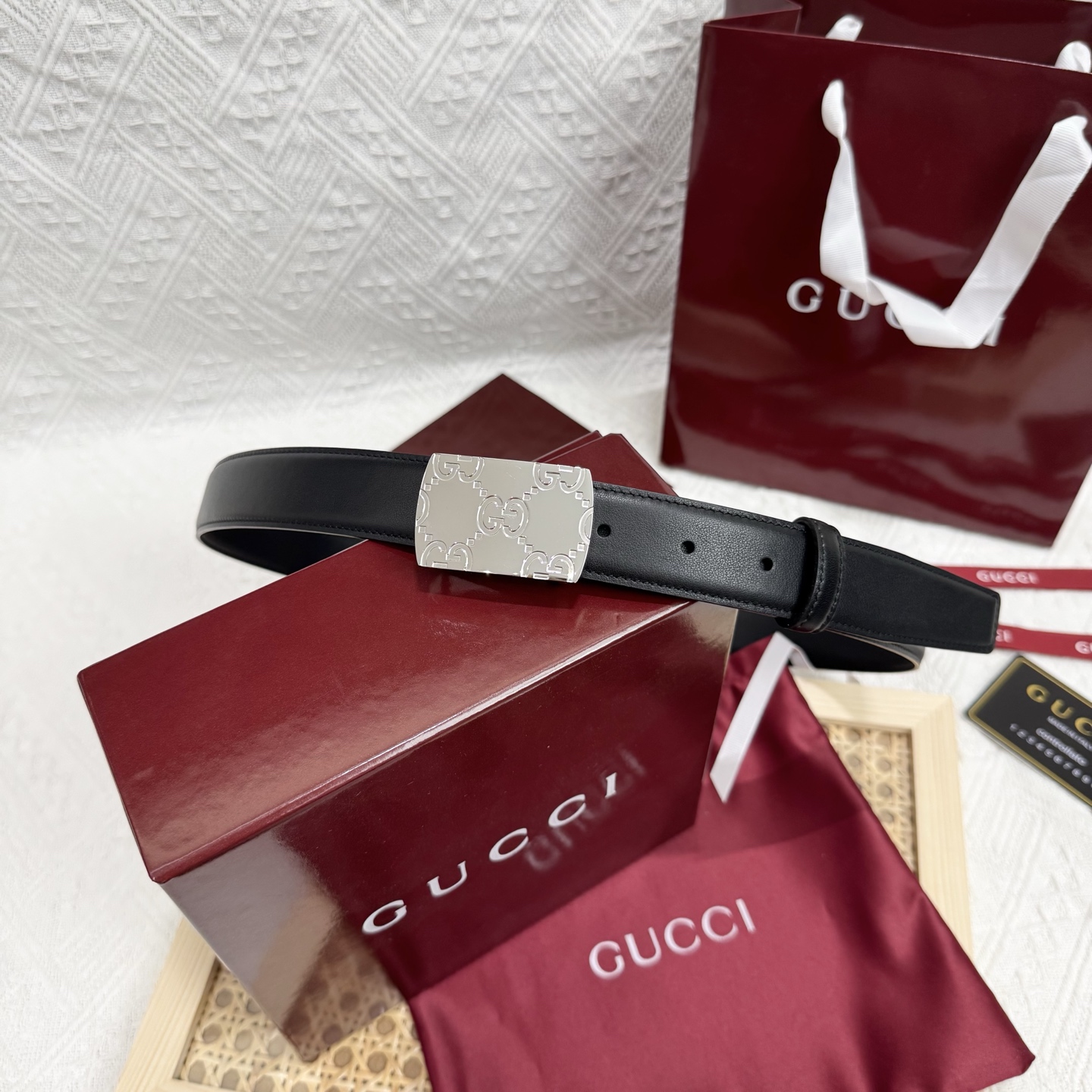 古家 男士双面用商务休闲腰带
高端精品品质 | 经典百搭爆款 | 官网同步新款
▎核心卖点
• 双面双色设计 一面GG S-e定制皮料+一面黑色皮革,一腰带两用,轻松切换商务与休闲风格
• 70年代典藏 35mm宽双G扣头,灵感源自品牌黄金年代,闪亮金属五金电镀工艺经久耐磨
• 细节彰显奢华 联锁G图腾、精品圆形搭扣、3.0 cm标准宽度,适配低腰穿搭,官网同步细节工艺
▎品质保障
原单顶级皮料+防水涂层,标配全套包装(含防尘盒/礼品袋),自用体面,赠礼彰显品位
▎参数信息
材质:GG定制皮料+多色皮革双面 | 带身宽:30mm
搭扣:可旋转双G金属扣 | 如配色:多色搭配
包装:原版礼盒套装 | 款号:官网同步 
p160