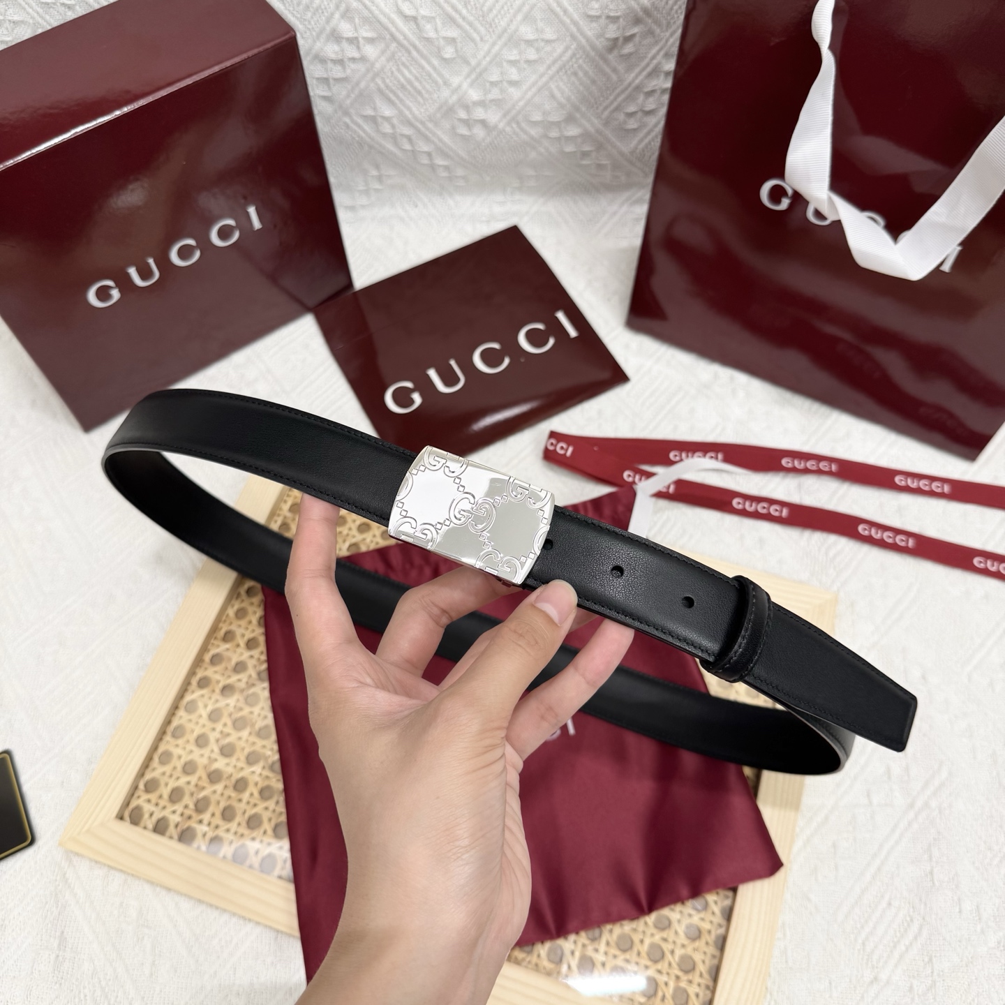 古家 男士双面用商务休闲腰带
高端精品品质 | 经典百搭爆款 | 官网同步新款
▎核心卖点
• 双面双色设计 一面GG S-e定制皮料+一面黑色皮革,一腰带两用,轻松切换商务与休闲风格
• 70年代典藏 35mm宽双G扣头,灵感源自品牌黄金年代,闪亮金属五金电镀工艺经久耐磨
• 细节彰显奢华 联锁G图腾、精品圆形搭扣、3.0 cm标准宽度,适配低腰穿搭,官网同步细节工艺
▎品质保障
原单顶级皮料+防水涂层,标配全套包装(含防尘盒/礼品袋),自用体面,赠礼彰显品位
▎参数信息
材质:GG定制皮料+多色皮革双面 | 带身宽:30mm
搭扣:可旋转双G金属扣 | 如配色:多色搭配
包装:原版礼盒套装 | 款号:官网同步 
p160