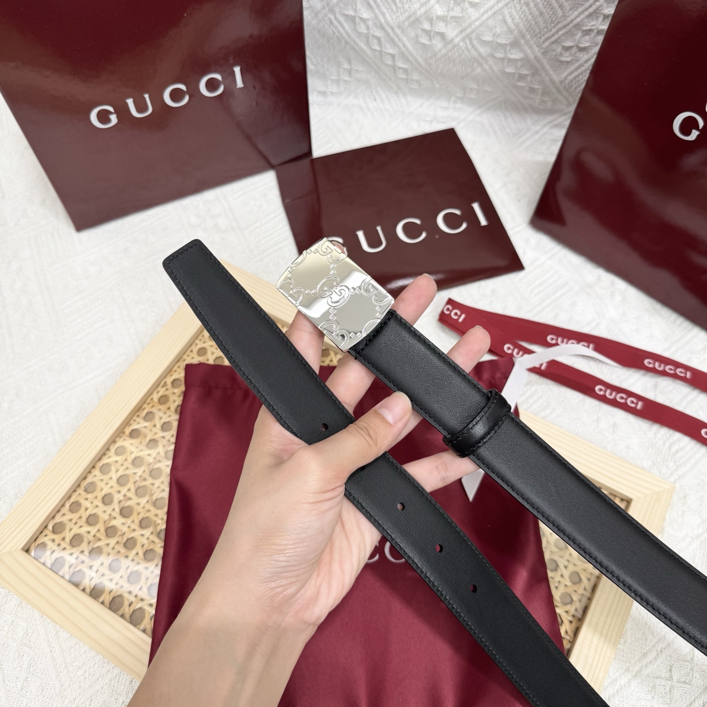 古家 男士双面用商务休闲腰带
高端精品品质 | 经典百搭爆款 | 官网同步新款
▎核心卖点
• 双面双色设计 一面GG S-e定制皮料+一面黑色皮革,一腰带两用,轻松切换商务与休闲风格
• 70年代典藏 35mm宽双G扣头,灵感源自品牌黄金年代,闪亮金属五金电镀工艺经久耐磨
• 细节彰显奢华 联锁G图腾、精品圆形搭扣、3.0 cm标准宽度,适配低腰穿搭,官网同步细节工艺
▎品质保障
原单顶级皮料+防水涂层,标配全套包装(含防尘盒/礼品袋),自用体面,赠礼彰显品位
▎参数信息
材质:GG定制皮料+多色皮革双面 | 带身宽:30mm
搭扣:可旋转双G金属扣 | 如配色:多色搭配
包装:原版礼盒套装 | 款号:官网同步 
p160