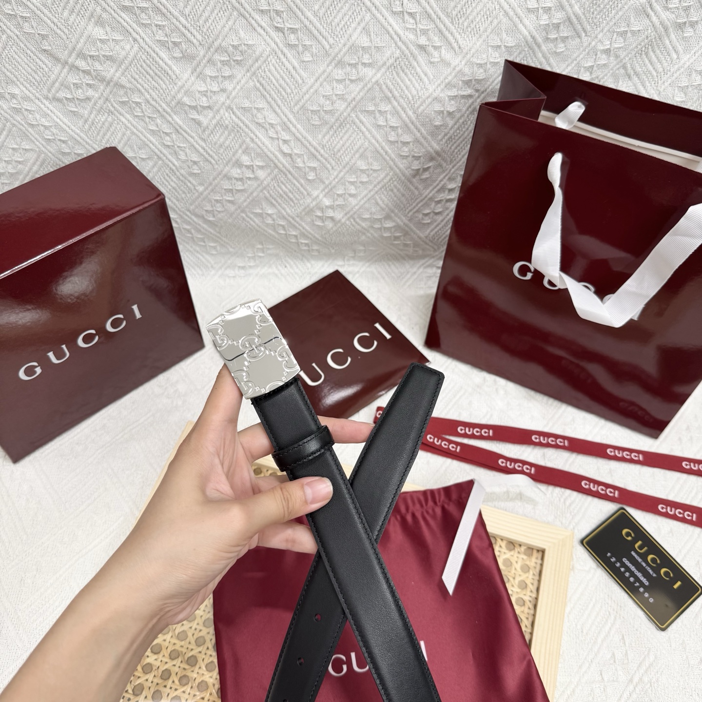 古家 男士双面用商务休闲腰带
高端精品品质 | 经典百搭爆款 | 官网同步新款
▎核心卖点
• 双面双色设计 一面GG S-e定制皮料+一面黑色皮革,一腰带两用,轻松切换商务与休闲风格
• 70年代典藏 35mm宽双G扣头,灵感源自品牌黄金年代,闪亮金属五金电镀工艺经久耐磨
• 细节彰显奢华 联锁G图腾、精品圆形搭扣、3.0 cm标准宽度,适配低腰穿搭,官网同步细节工艺
▎品质保障
原单顶级皮料+防水涂层,标配全套包装(含防尘盒/礼品袋),自用体面,赠礼彰显品位
▎参数信息
材质:GG定制皮料+多色皮革双面 | 带身宽:30mm
搭扣:可旋转双G金属扣 | 如配色:多色搭配
包装:原版礼盒套装 | 款号:官网同步 
p160