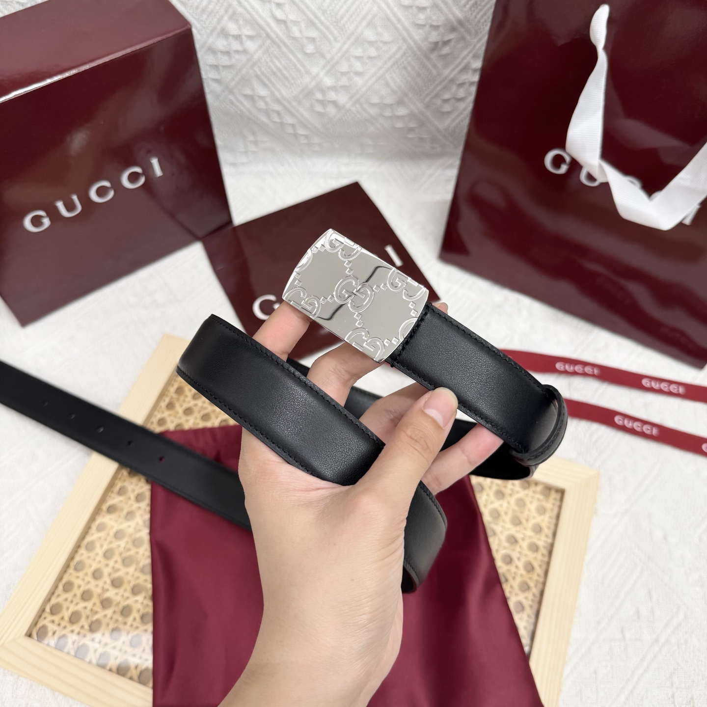 古家 男士双面用商务休闲腰带
高端精品品质 | 经典百搭爆款 | 官网同步新款
▎核心卖点
• 双面双色设计 一面GG S-e定制皮料+一面黑色皮革,一腰带两用,轻松切换商务与休闲风格
• 70年代典藏 35mm宽双G扣头,灵感源自品牌黄金年代,闪亮金属五金电镀工艺经久耐磨
• 细节彰显奢华 联锁G图腾、精品圆形搭扣、3.0 cm标准宽度,适配低腰穿搭,官网同步细节工艺
▎品质保障
原单顶级皮料+防水涂层,标配全套包装(含防尘盒/礼品袋),自用体面,赠礼彰显品位
▎参数信息
材质:GG定制皮料+多色皮革双面 | 带身宽:30mm
搭扣:可旋转双G金属扣 | 如配色:多色搭配
包装:原版礼盒套装 | 款号:官网同步 
p160