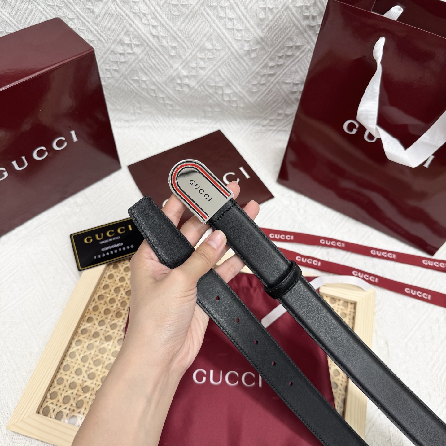 古家 男士双面用商务休闲腰带
高端精品品质 | 经典百搭爆款 | 官网同步新款
▎核心卖点
• 双面双色设计 一面GG S-e定制皮料+一面黑色皮革，一腰带两用，轻松切换商务与休闲风格
• 70年代典藏 35mm宽双G扣头，灵感源自品牌黄金年代，闪亮金属五金电镀工艺经久耐磨
• 细节彰显奢华 联锁G图腾、精品圆形搭扣、3.0 cm标准宽度，适配低腰穿搭，官网同步细节工艺
▎品质保障
原单顶级皮料+防水涂层，标配全套包装（含防尘盒/礼品袋），自用体面，赠礼彰显品位
▎参数信息
材质：GG定制皮料+多色皮革双面 | 带身宽：30mm
搭扣：可旋转双G金属扣 | 如配色：多色搭配
包装：原版礼盒套装 | 款号：官网同步 
p160