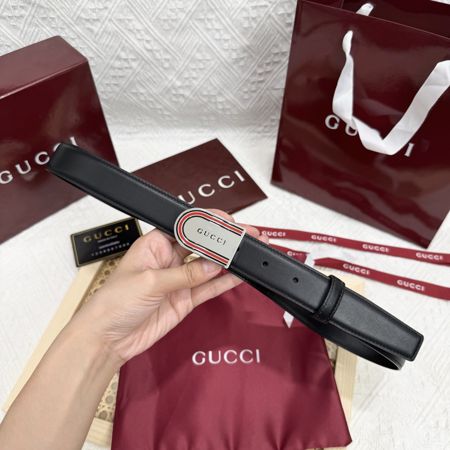 古家 男士双面用商务休闲腰带
高端精品品质 | 经典百搭爆款 | 官网同步新款
▎核心卖点
• 双面双色设计 一面GG S-e定制皮料+一面黑色皮革，一腰带两用，轻松切换商务与休闲风格
• 70年代典藏 35mm宽双G扣头，灵感源自品牌黄金年代，闪亮金属五金电镀工艺经久耐磨
• 细节彰显奢华 联锁G图腾、精品圆形搭扣、3.0 cm标准宽度，适配低腰穿搭，官网同步细节工艺
▎品质保障
原单顶级皮料+防水涂层，标配全套包装（含防尘盒/礼品袋），自用体面，赠礼彰显品位
▎参数信息
材质：GG定制皮料+多色皮革双面 | 带身宽：30mm
搭扣：可旋转双G金属扣 | 如配色：多色搭配
包装：原版礼盒套装 | 款号：官网同步 
p160