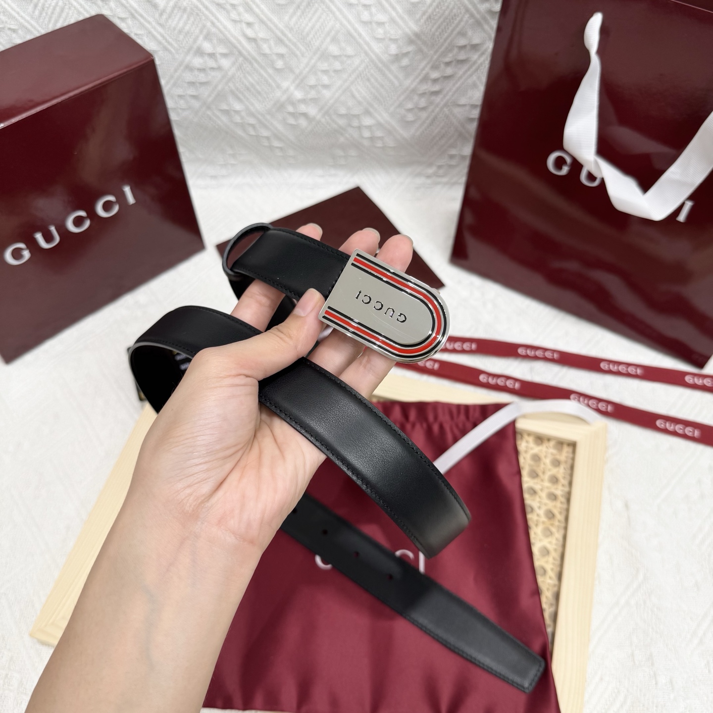 古家 男士双面用商务休闲腰带
高端精品品质 | 经典百搭爆款 | 官网同步新款
▎核心卖点
• 双面双色设计 一面GG S-e定制皮料+一面黑色皮革，一腰带两用，轻松切换商务与休闲风格
• 70年代典藏 35mm宽双G扣头，灵感源自品牌黄金年代，闪亮金属五金电镀工艺经久耐磨
• 细节彰显奢华 联锁G图腾、精品圆形搭扣、3.0 cm标准宽度，适配低腰穿搭，官网同步细节工艺
▎品质保障
原单顶级皮料+防水涂层，标配全套包装（含防尘盒/礼品袋），自用体面，赠礼彰显品位
▎参数信息
材质：GG定制皮料+多色皮革双面 | 带身宽：30mm
搭扣：可旋转双G金属扣 | 如配色：多色搭配
包装：原版礼盒套装 | 款号：官网同步 
p160