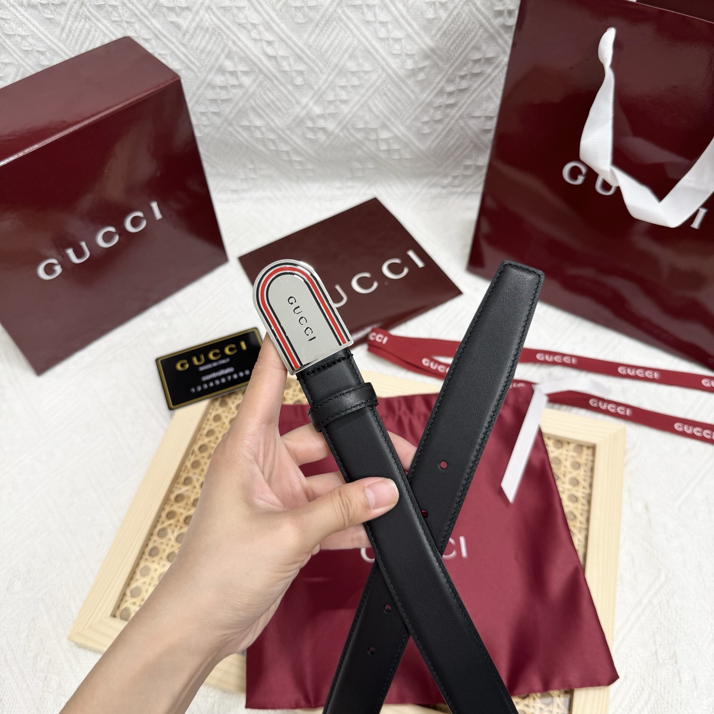 古家 男士双面用商务休闲腰带
高端精品品质 | 经典百搭爆款 | 官网同步新款
▎核心卖点
• 双面双色设计 一面GG S-e定制皮料+一面黑色皮革，一腰带两用，轻松切换商务与休闲风格
• 70年代典藏 35mm宽双G扣头，灵感源自品牌黄金年代，闪亮金属五金电镀工艺经久耐磨
• 细节彰显奢华 联锁G图腾、精品圆形搭扣、3.0 cm标准宽度，适配低腰穿搭，官网同步细节工艺
▎品质保障
原单顶级皮料+防水涂层，标配全套包装（含防尘盒/礼品袋），自用体面，赠礼彰显品位
▎参数信息
材质：GG定制皮料+多色皮革双面 | 带身宽：30mm
搭扣：可旋转双G金属扣 | 如配色：多色搭配
包装：原版礼盒套装 | 款号：官网同步 
p160