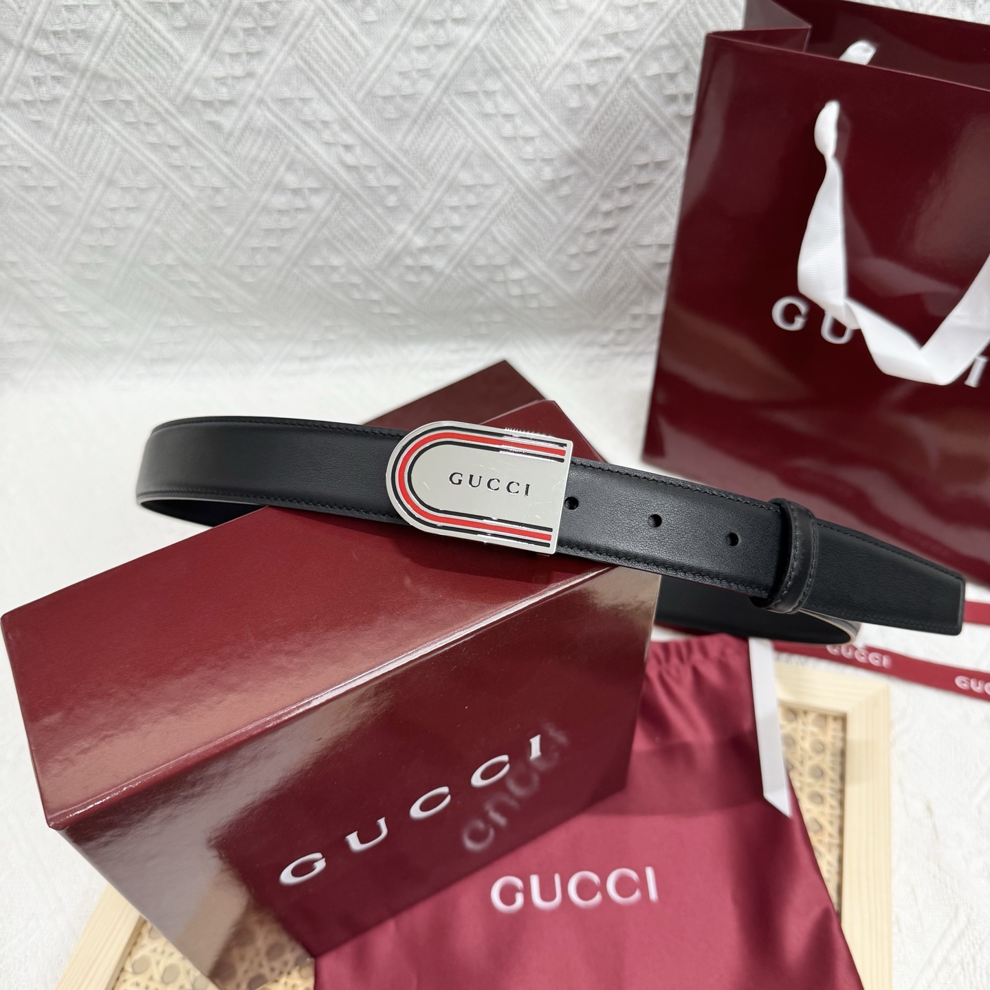 古家 男士双面用商务休闲腰带
高端精品品质 | 经典百搭爆款 | 官网同步新款
▎核心卖点
• 双面双色设计 一面GG S-e定制皮料+一面黑色皮革，一腰带两用，轻松切换商务与休闲风格
• 70年代典藏 35mm宽双G扣头，灵感源自品牌黄金年代，闪亮金属五金电镀工艺经久耐磨
• 细节彰显奢华 联锁G图腾、精品圆形搭扣、3.0 cm标准宽度，适配低腰穿搭，官网同步细节工艺
▎品质保障
原单顶级皮料+防水涂层，标配全套包装（含防尘盒/礼品袋），自用体面，赠礼彰显品位
▎参数信息
材质：GG定制皮料+多色皮革双面 | 带身宽：30mm
搭扣：可旋转双G金属扣 | 如配色：多色搭配
包装：原版礼盒套装 | 款号：官网同步 
p160