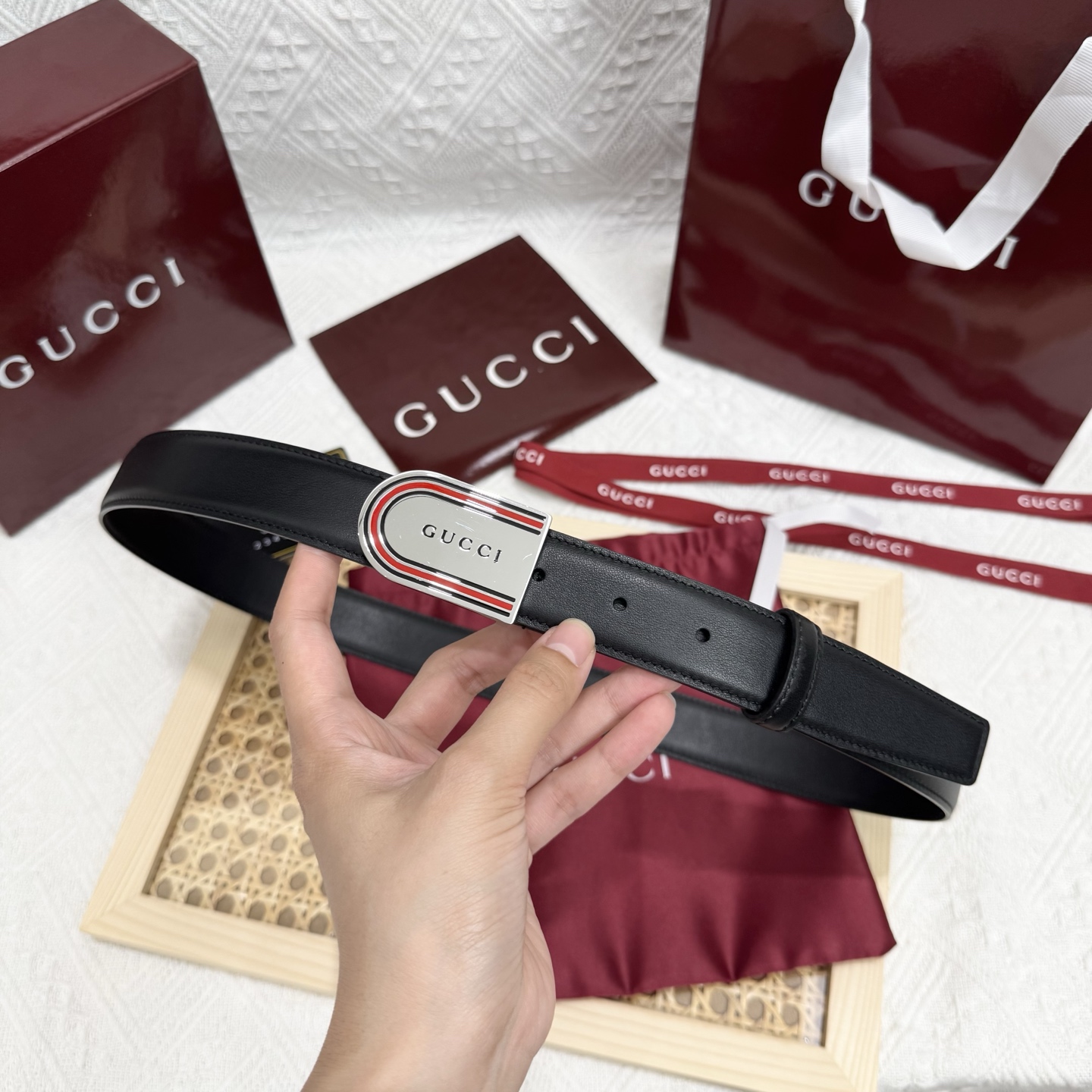 古家 男士双面用商务休闲腰带
高端精品品质 | 经典百搭爆款 | 官网同步新款
▎核心卖点
• 双面双色设计 一面GG S-e定制皮料+一面黑色皮革，一腰带两用，轻松切换商务与休闲风格
• 70年代典藏 35mm宽双G扣头，灵感源自品牌黄金年代，闪亮金属五金电镀工艺经久耐磨
• 细节彰显奢华 联锁G图腾、精品圆形搭扣、3.0 cm标准宽度，适配低腰穿搭，官网同步细节工艺
▎品质保障
原单顶级皮料+防水涂层，标配全套包装（含防尘盒/礼品袋），自用体面，赠礼彰显品位
▎参数信息
材质：GG定制皮料+多色皮革双面 | 带身宽：30mm
搭扣：可旋转双G金属扣 | 如配色：多色搭配
包装：原版礼盒套装 | 款号：官网同步 
p160